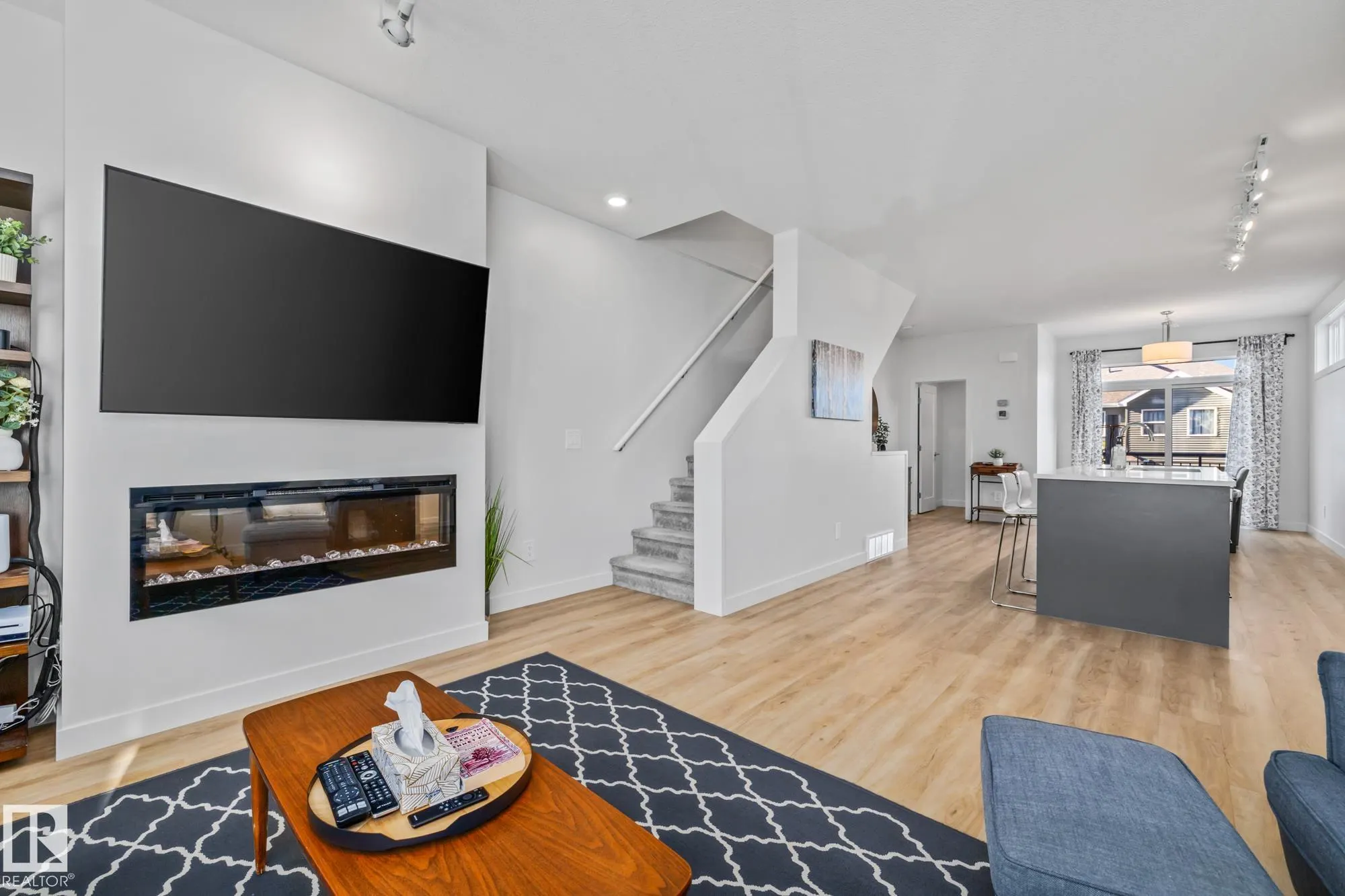 100 JENSEN LAKES Boulevard