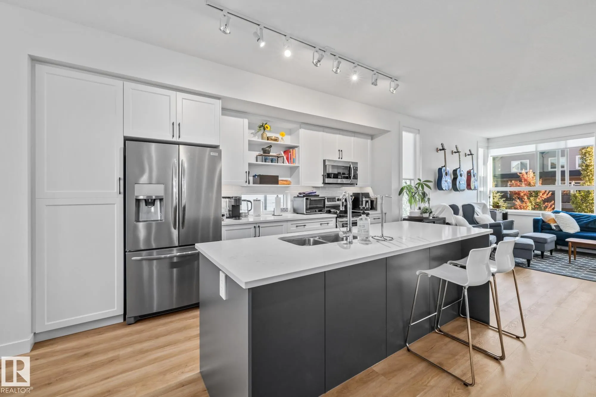 100 JENSEN LAKES Boulevard