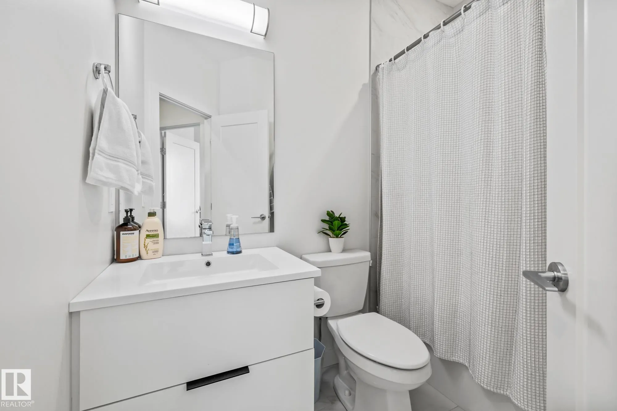 100 JENSEN LAKES Boulevard