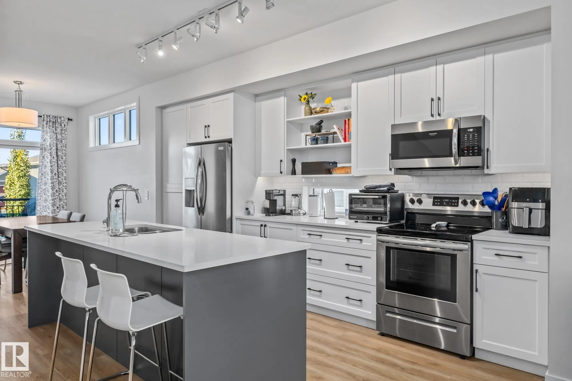 100 JENSEN LAKES Boulevard