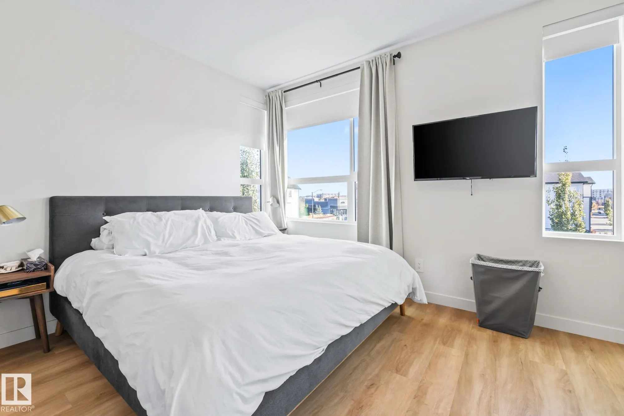 100 JENSEN LAKES Boulevard