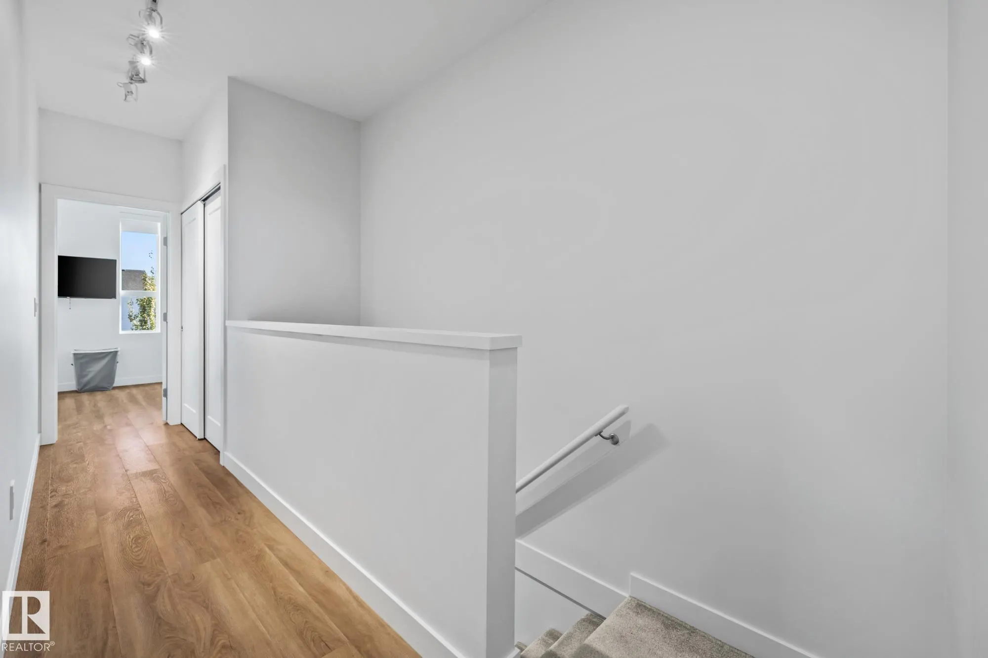 100 JENSEN LAKES Boulevard