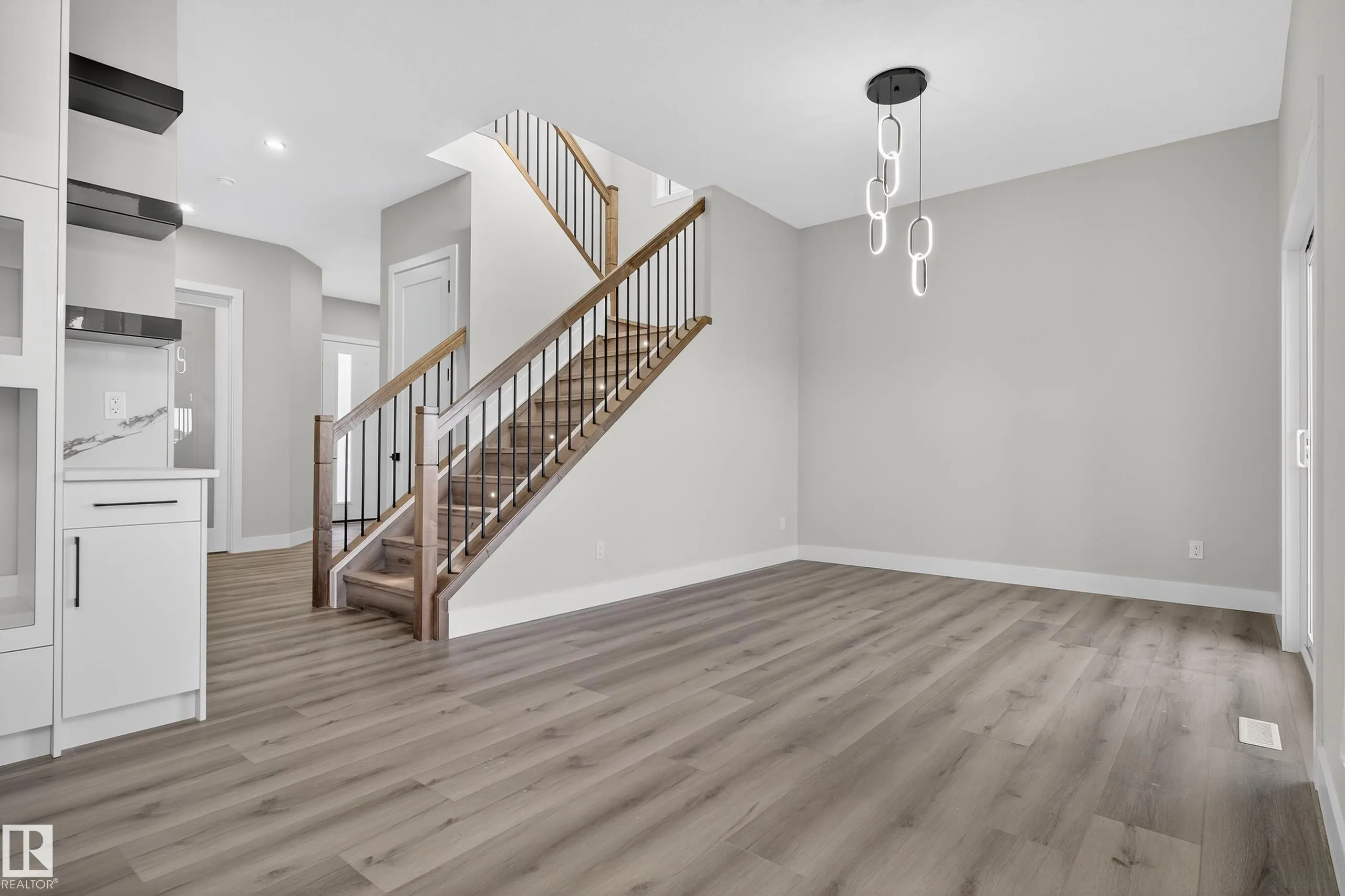 474 ROBERTS Crescent