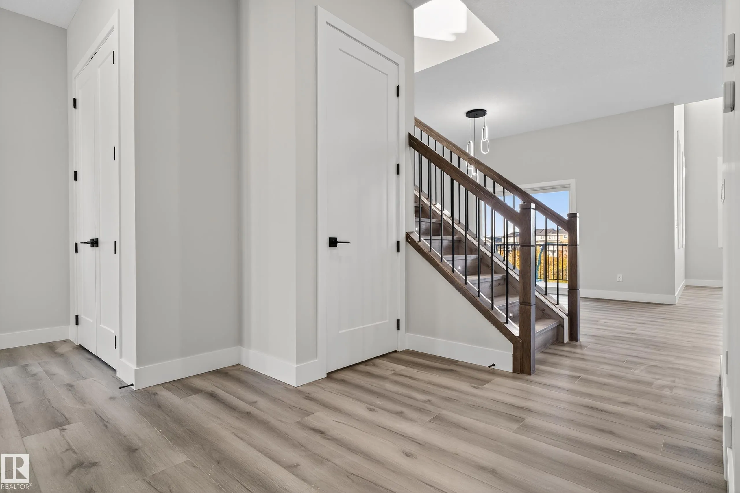 474 ROBERTS Crescent