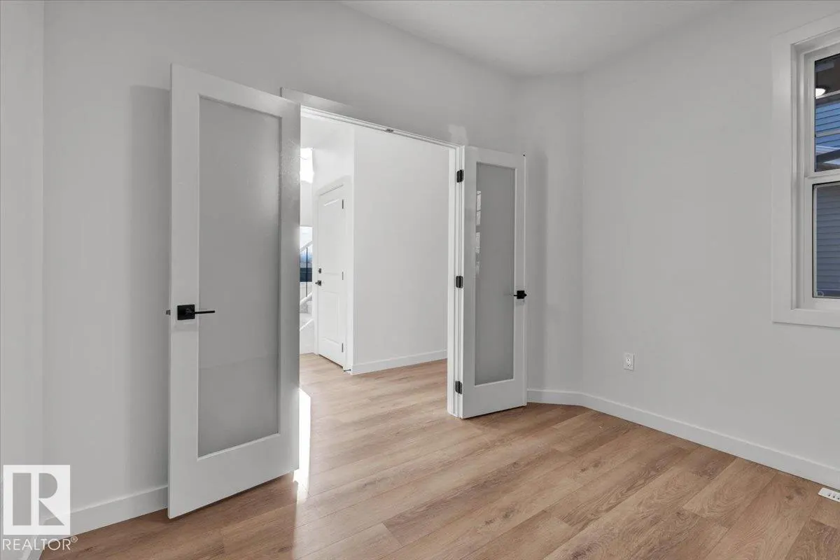 1115 GYRFALCON Crescent