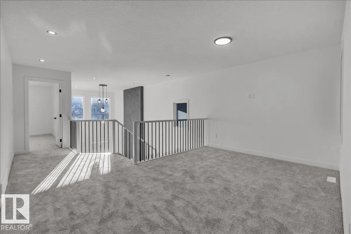 1115 GYRFALCON Crescent