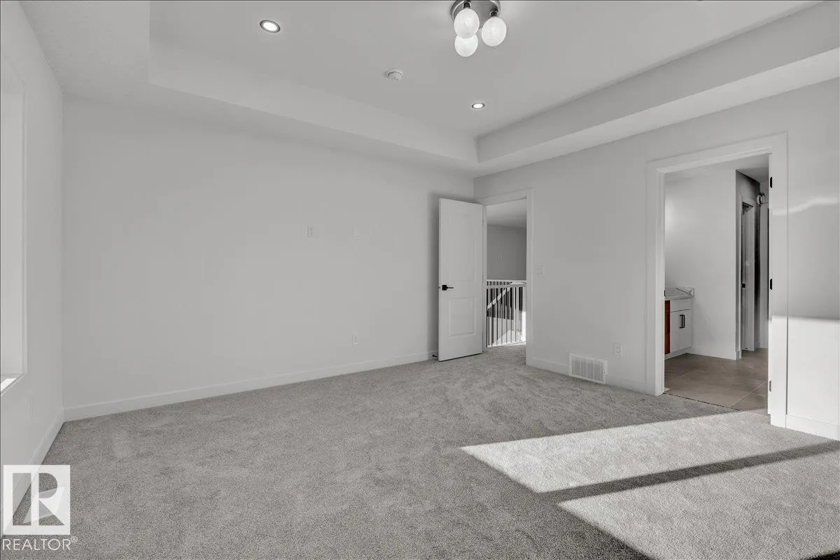 1115 GYRFALCON Crescent