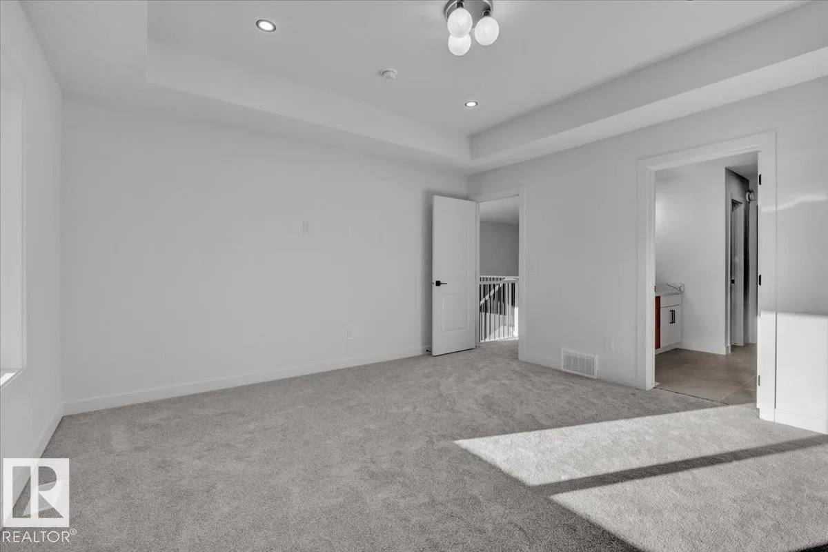 1115 GYRFALCON Crescent