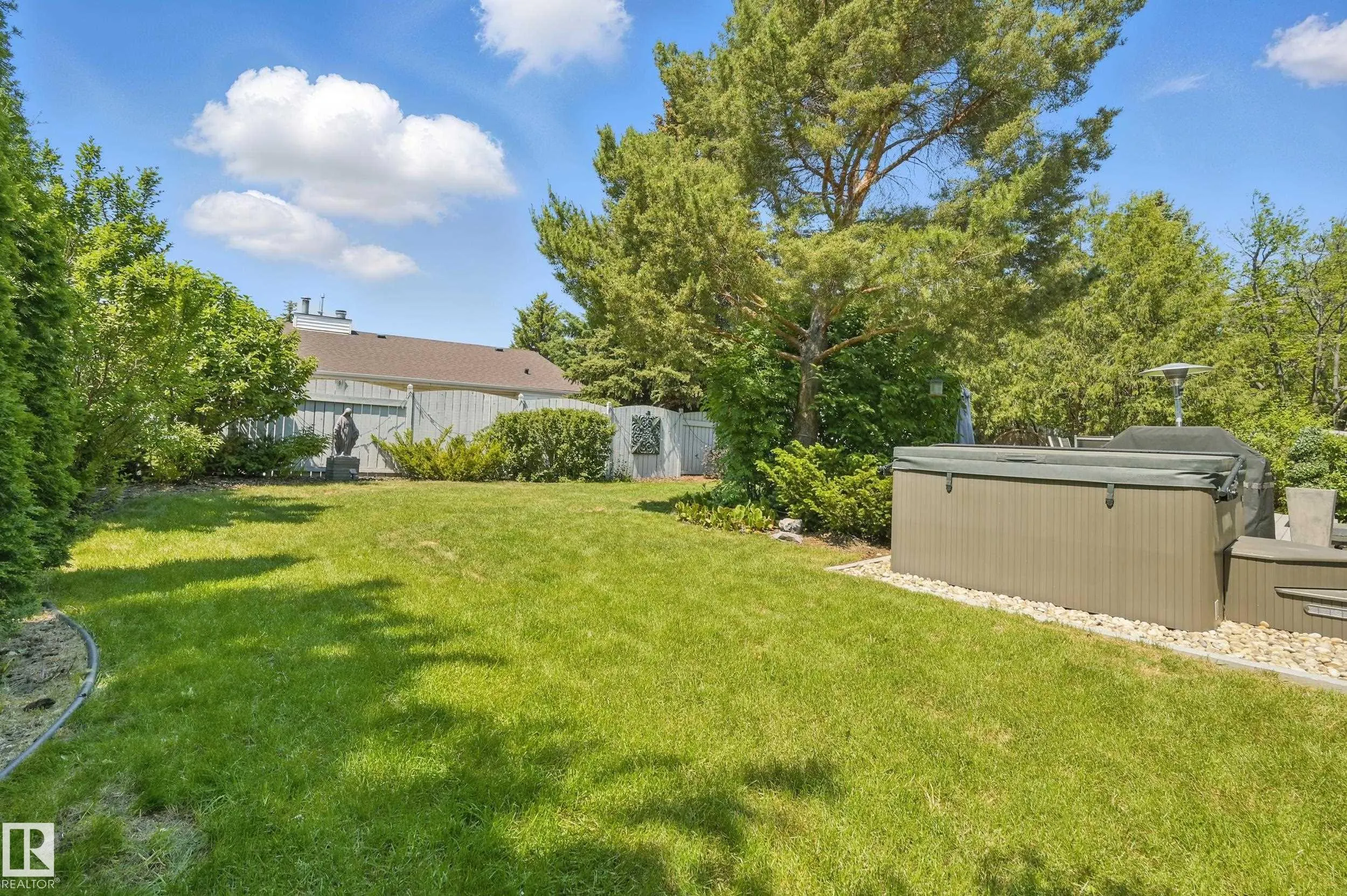24 BLUE QUILL Crescent