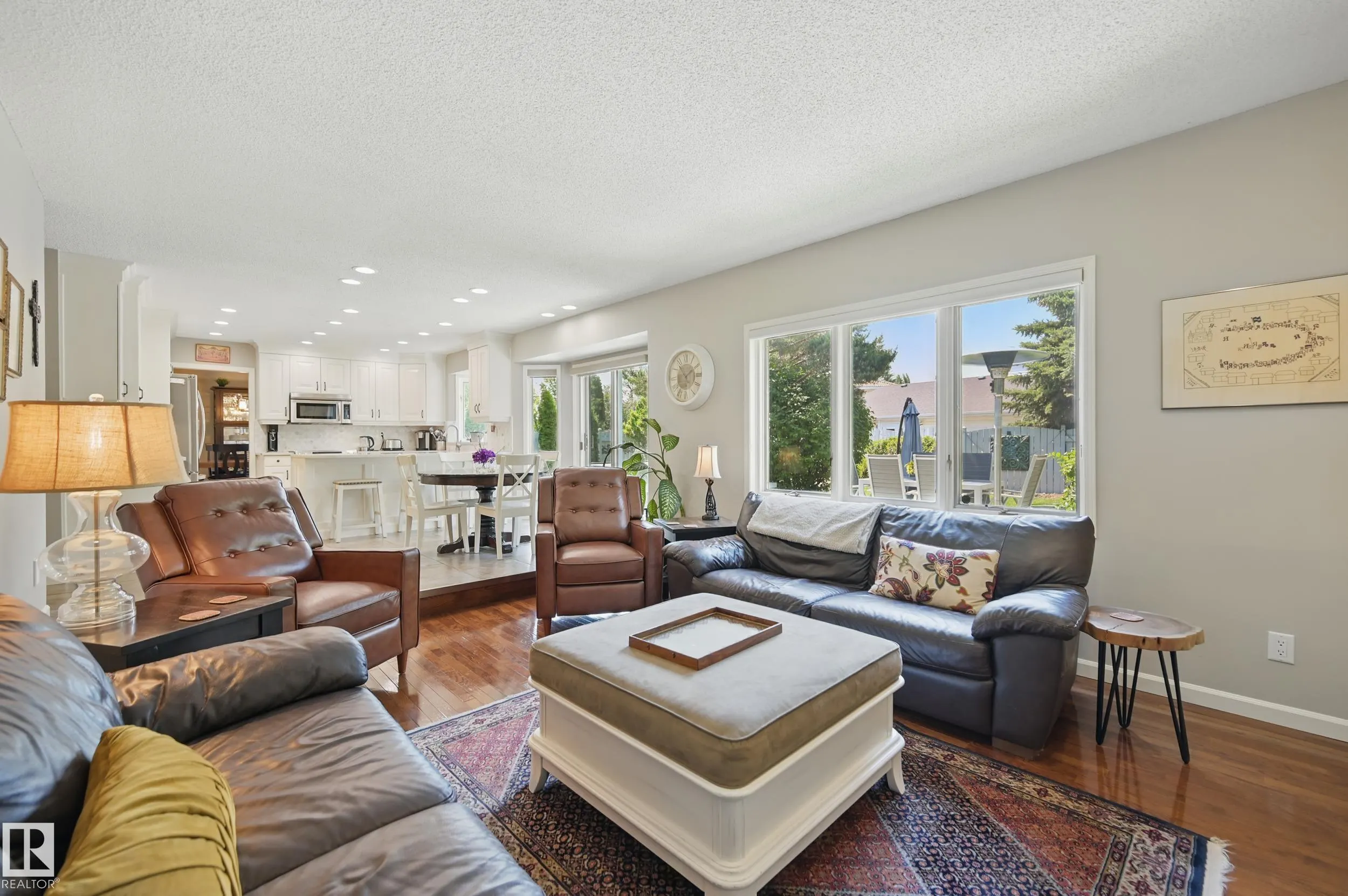 24 BLUE QUILL Crescent