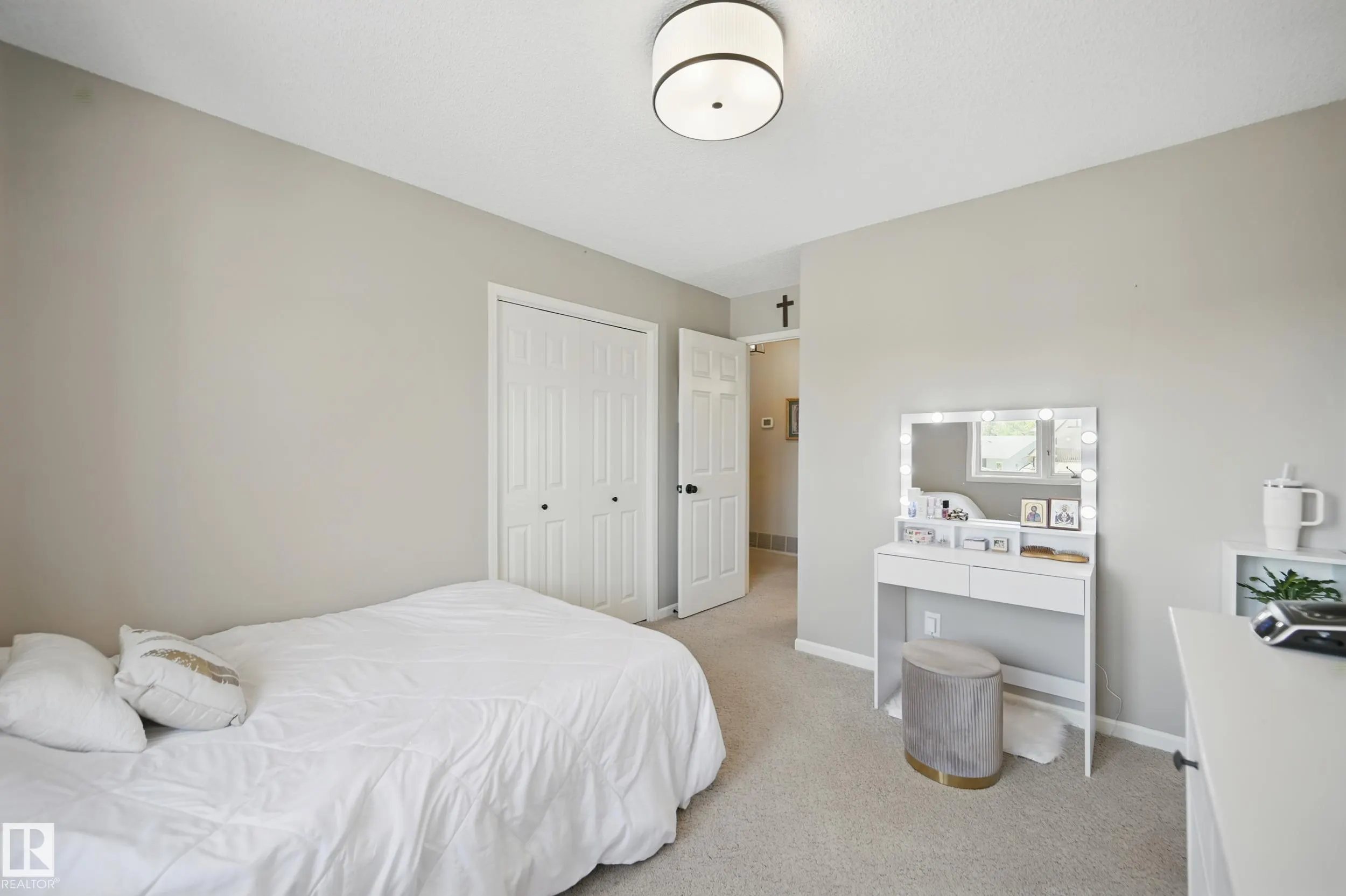 24 BLUE QUILL Crescent