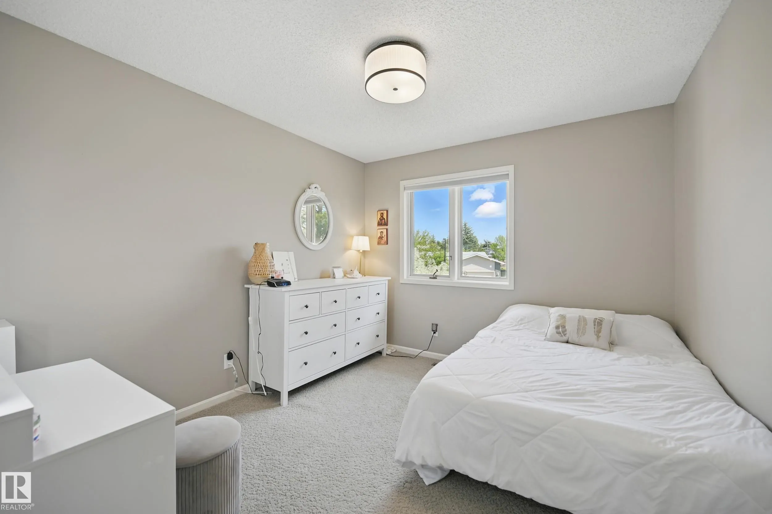 24 BLUE QUILL Crescent