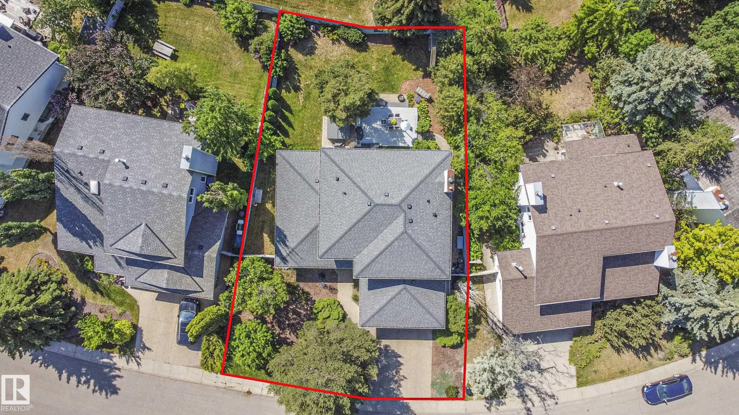 24 BLUE QUILL Crescent