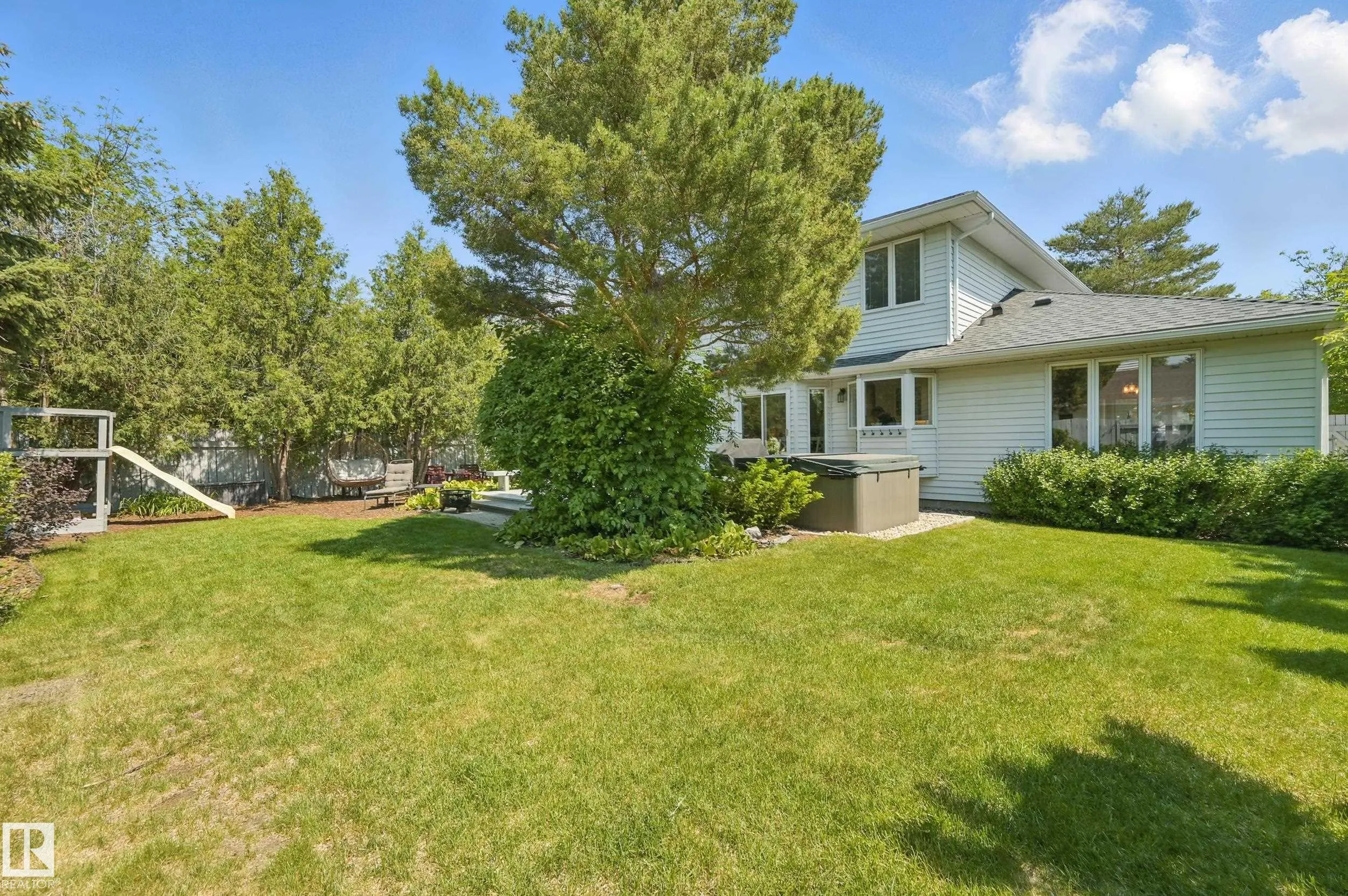 24 BLUE QUILL Crescent