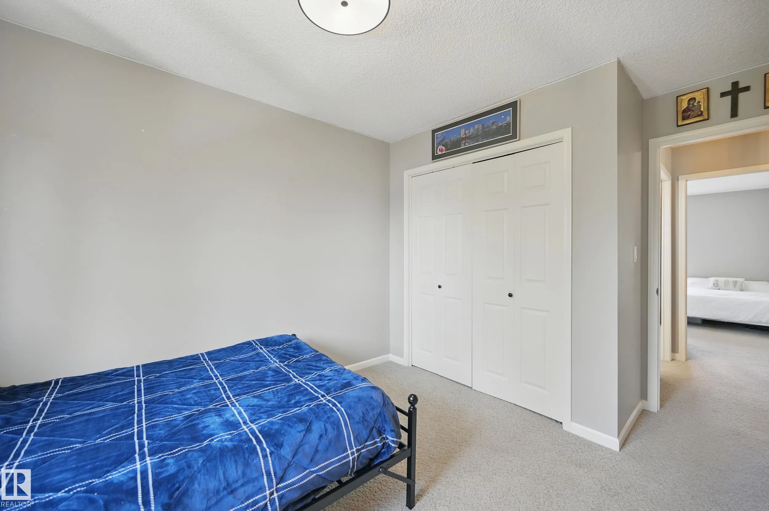 24 BLUE QUILL Crescent