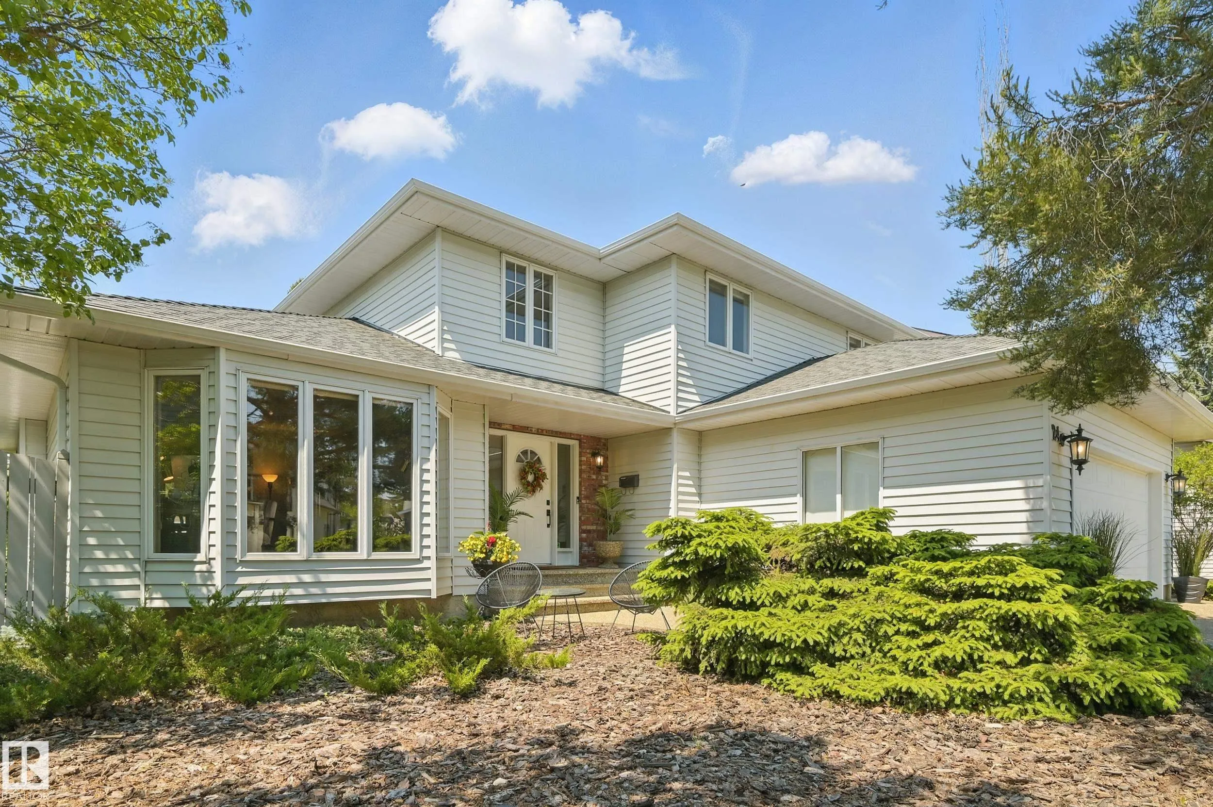 24 BLUE QUILL Crescent