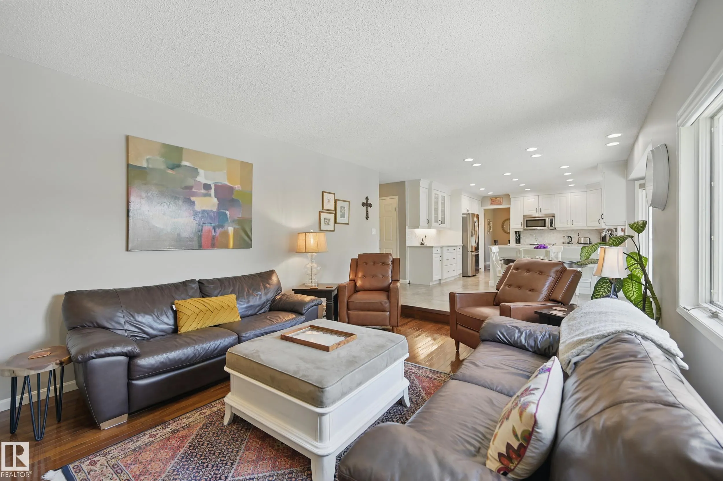24 BLUE QUILL Crescent