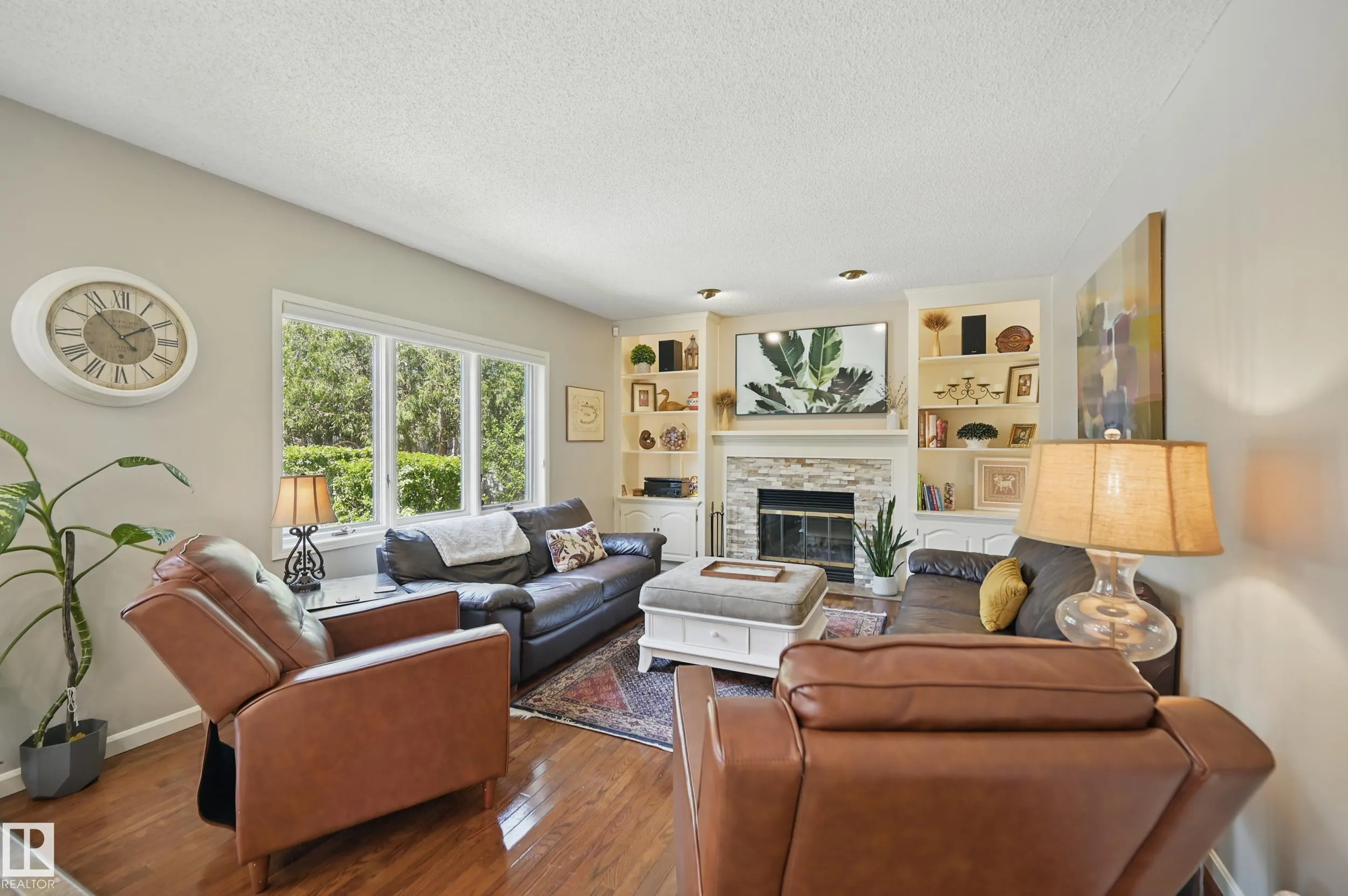 24 BLUE QUILL Crescent