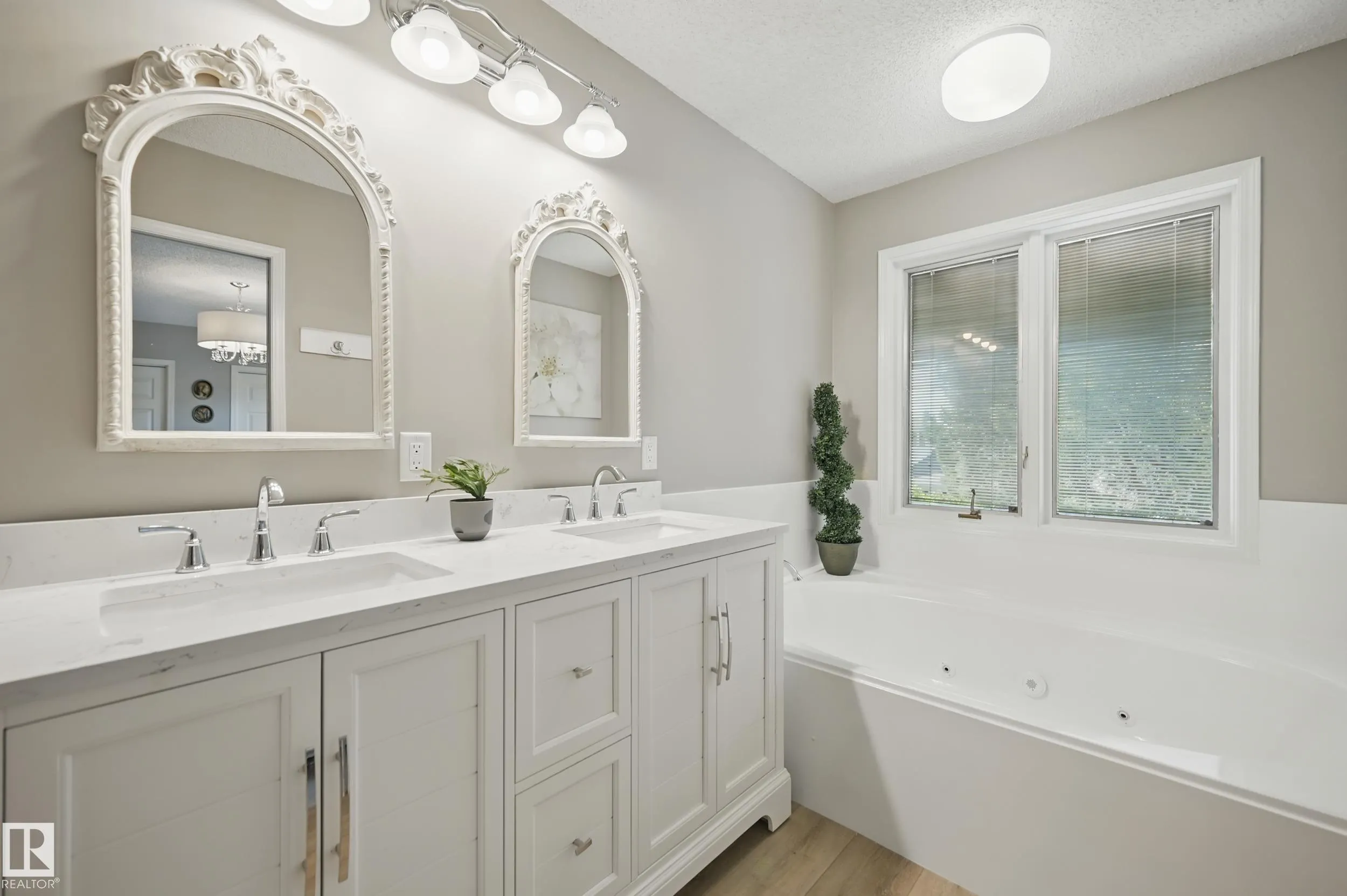 24 BLUE QUILL Crescent