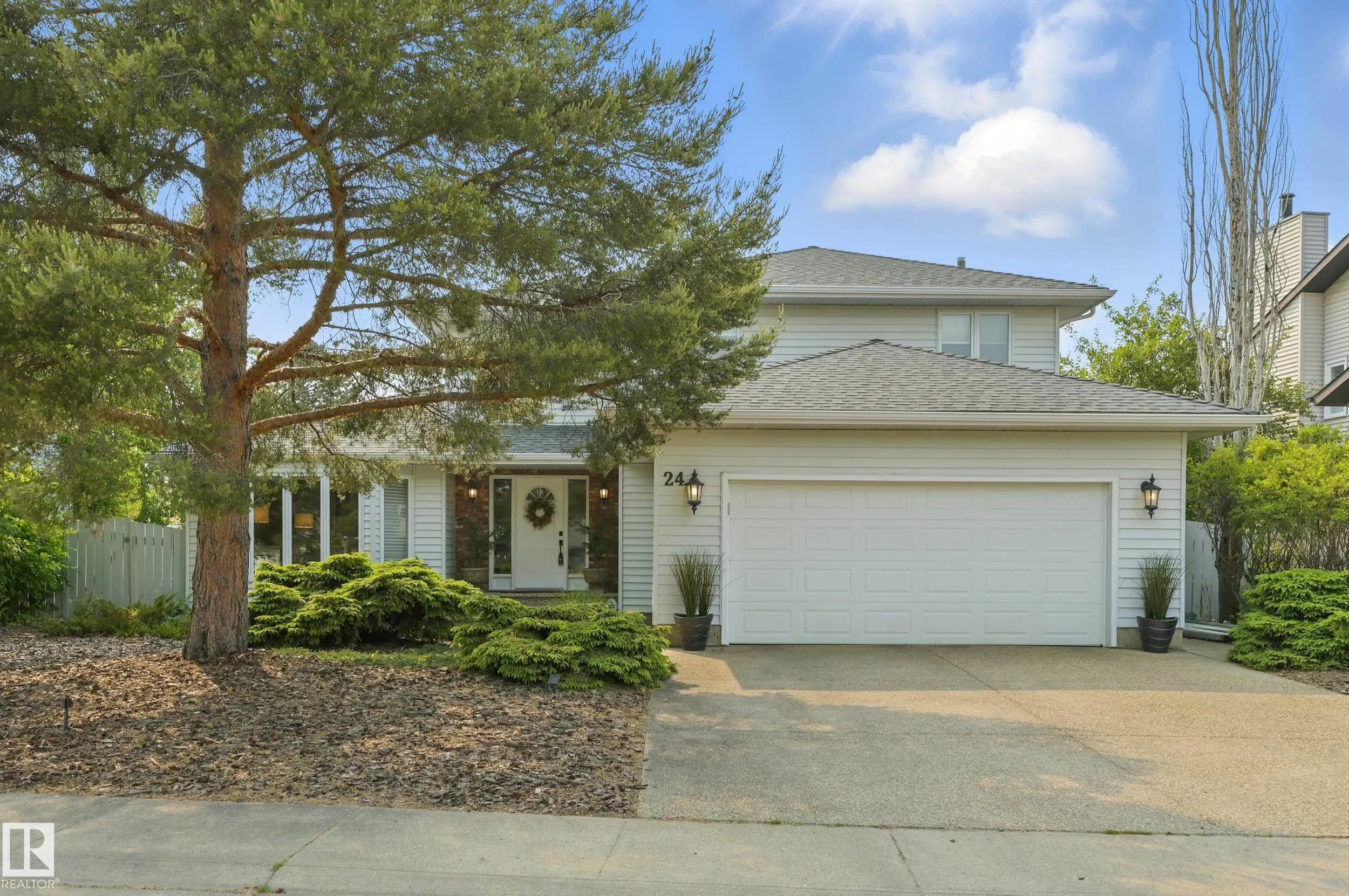 24 BLUE QUILL Crescent