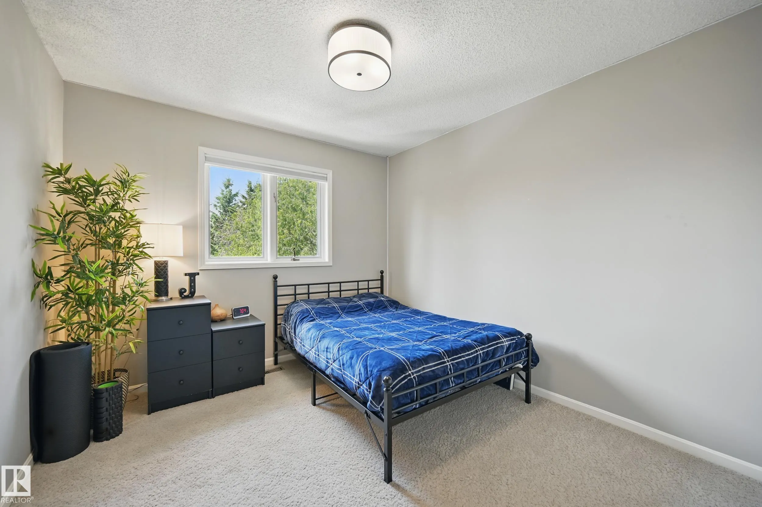 24 BLUE QUILL Crescent