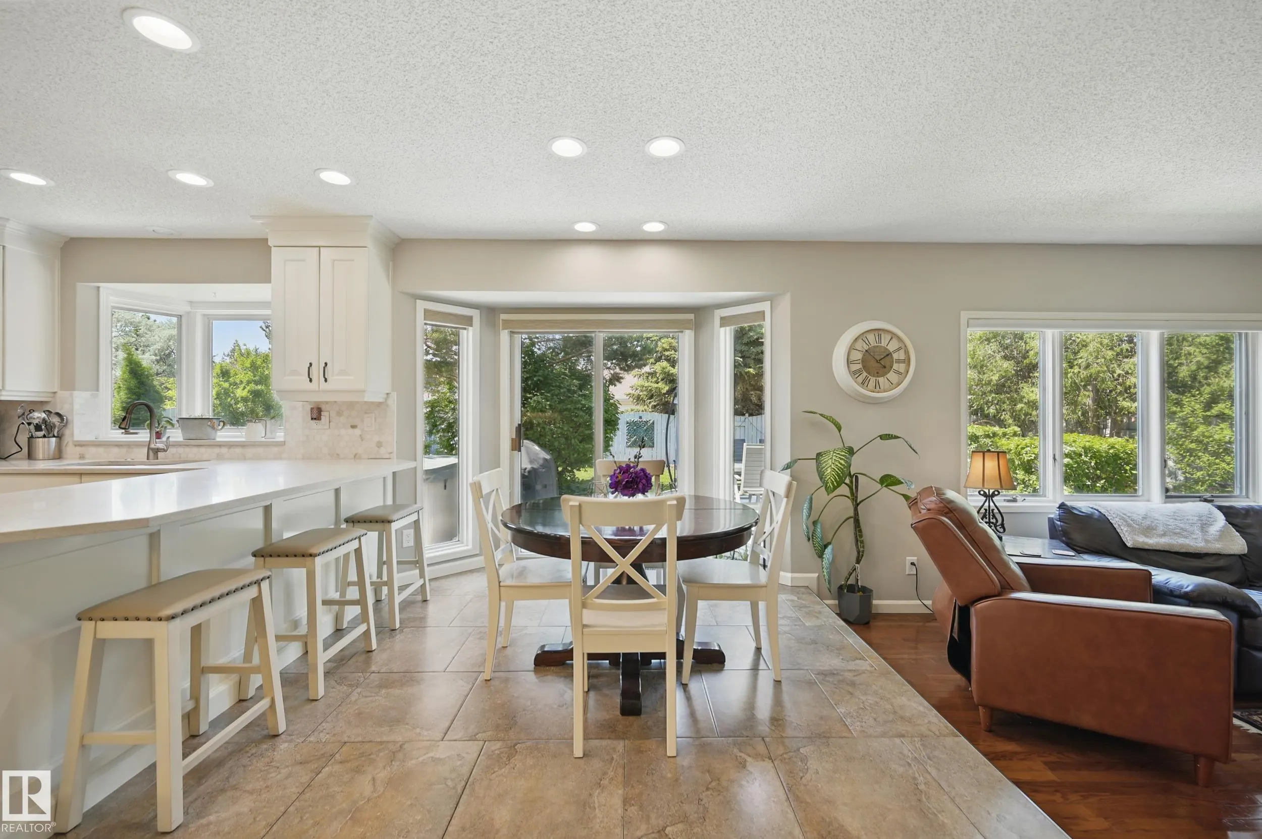24 BLUE QUILL Crescent