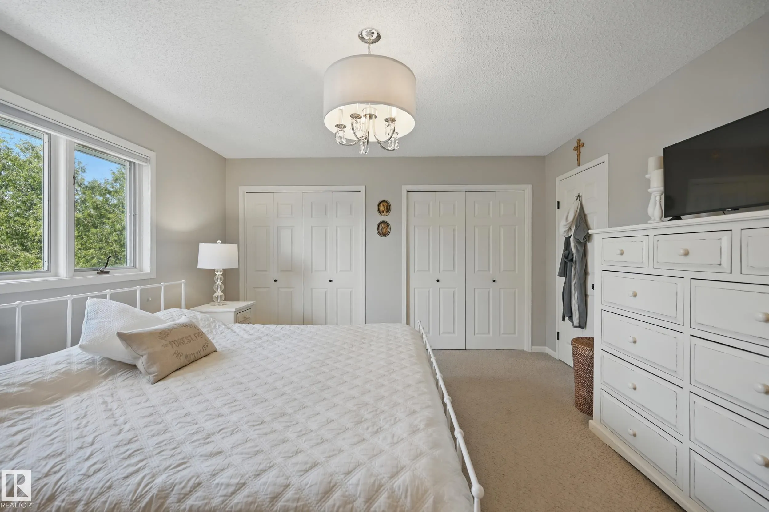 24 BLUE QUILL Crescent