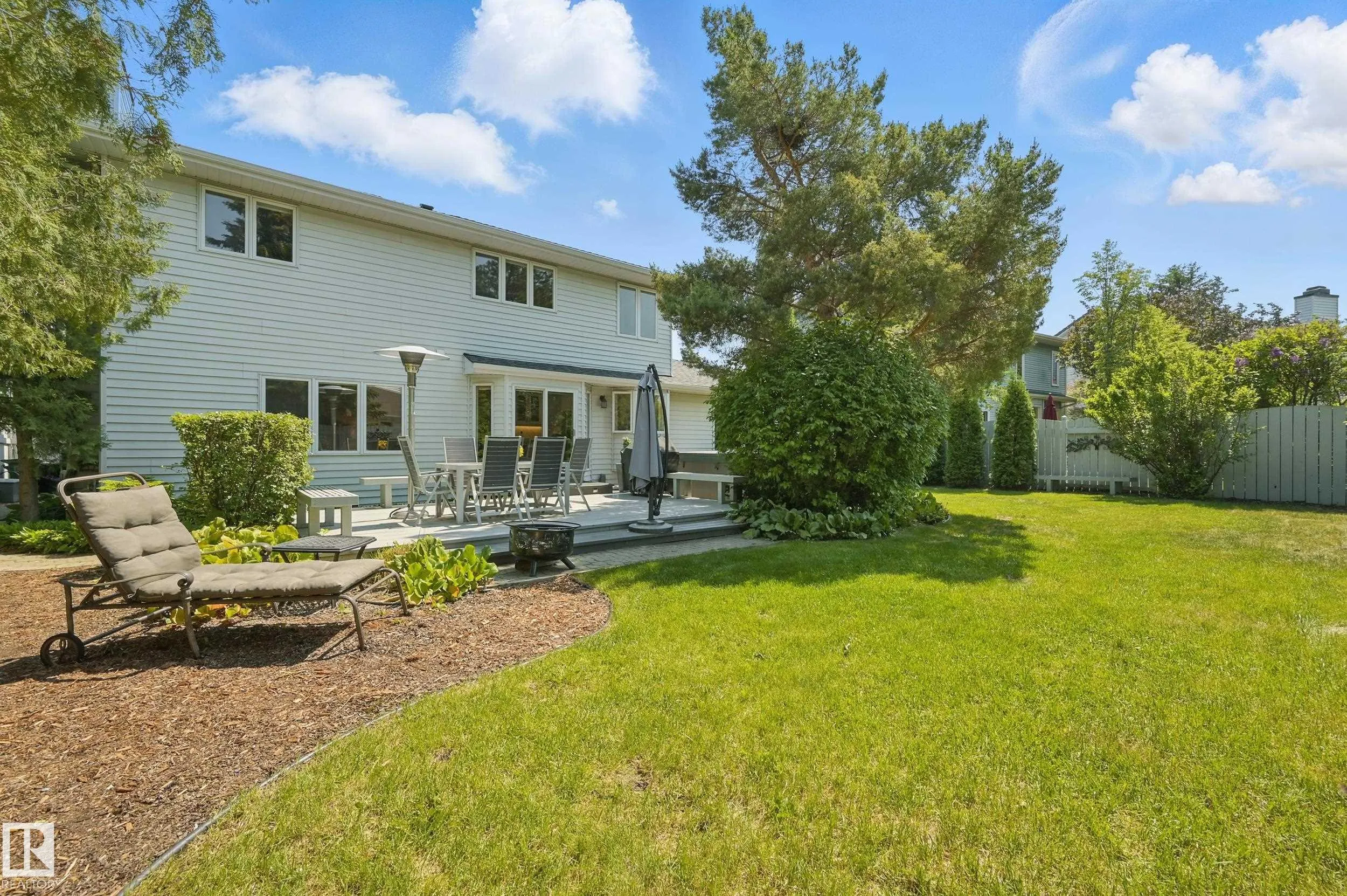 24 BLUE QUILL Crescent