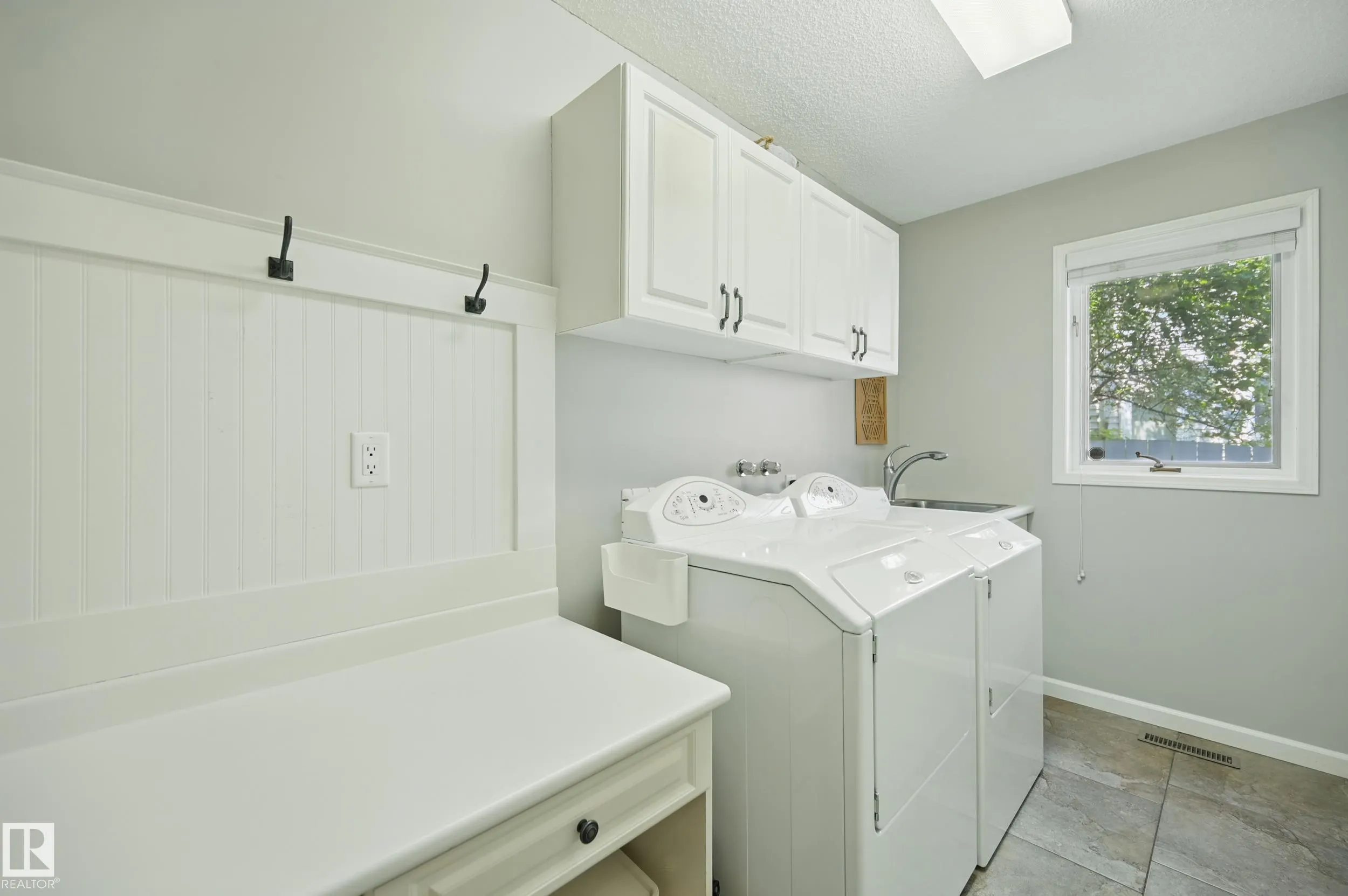 24 BLUE QUILL Crescent