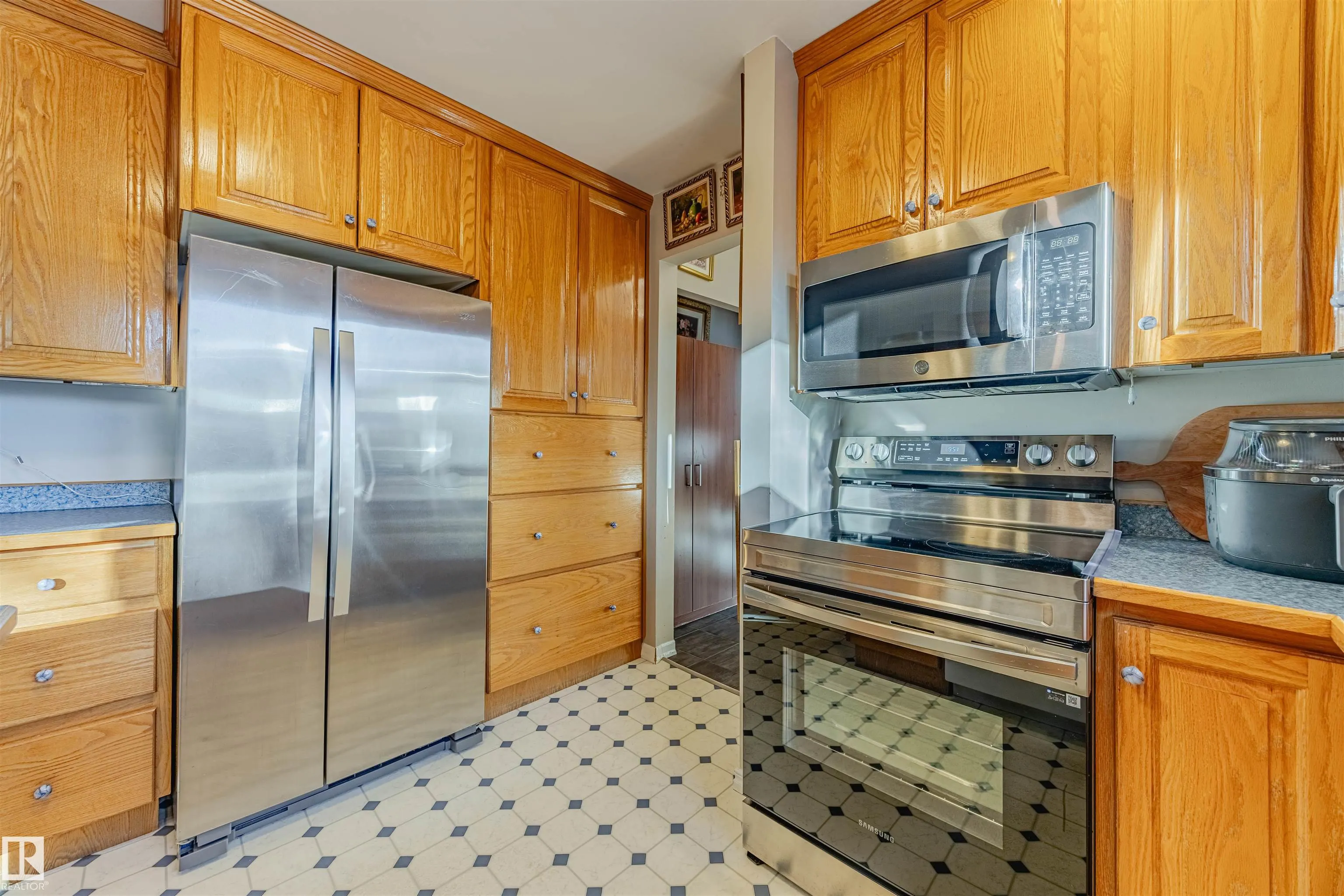 15 WILLIAM HUSTLER Crescent