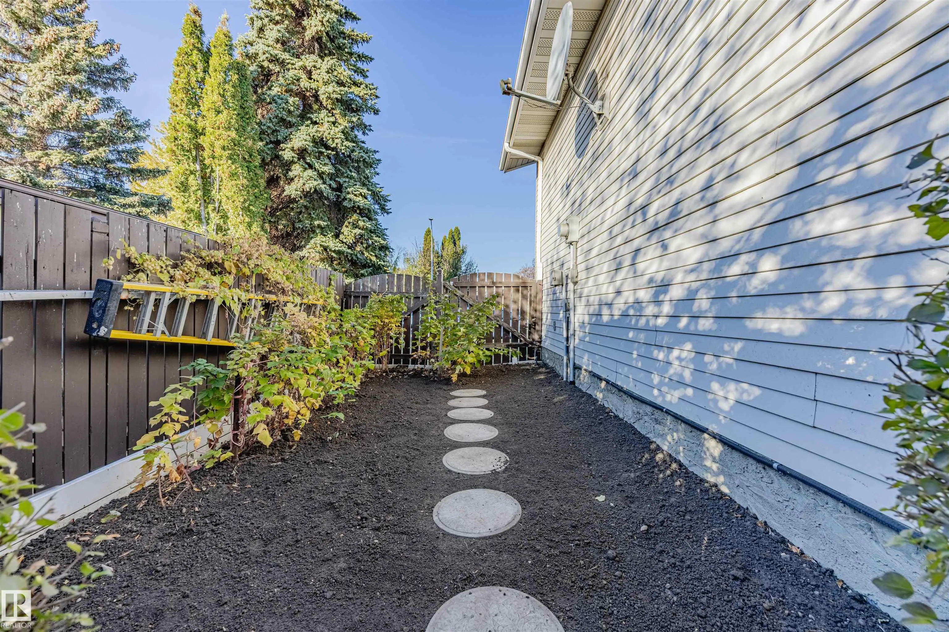 15 WILLIAM HUSTLER Crescent