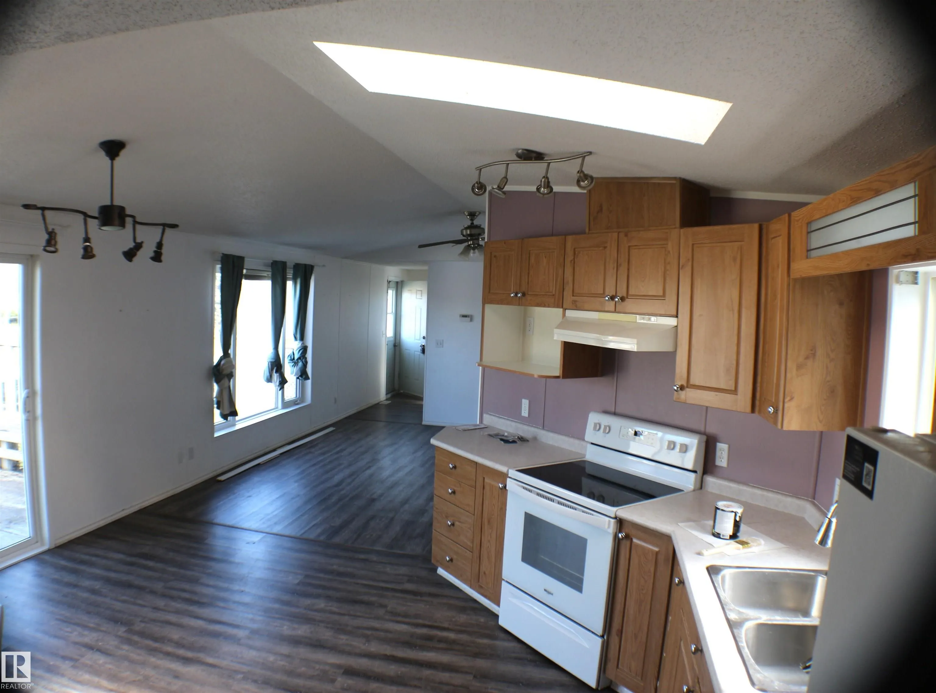 906 Jubilee Close