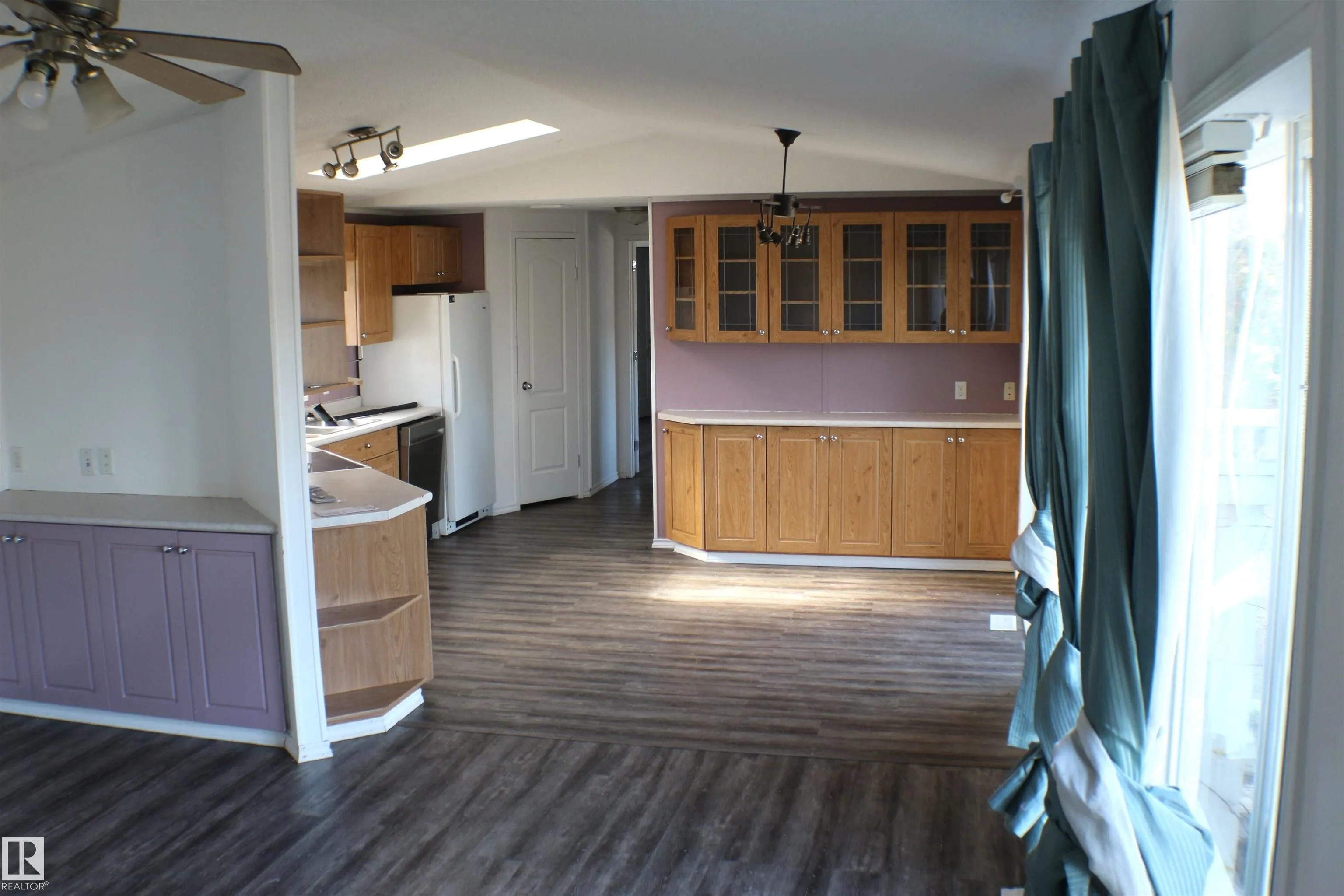 906 Jubilee Close