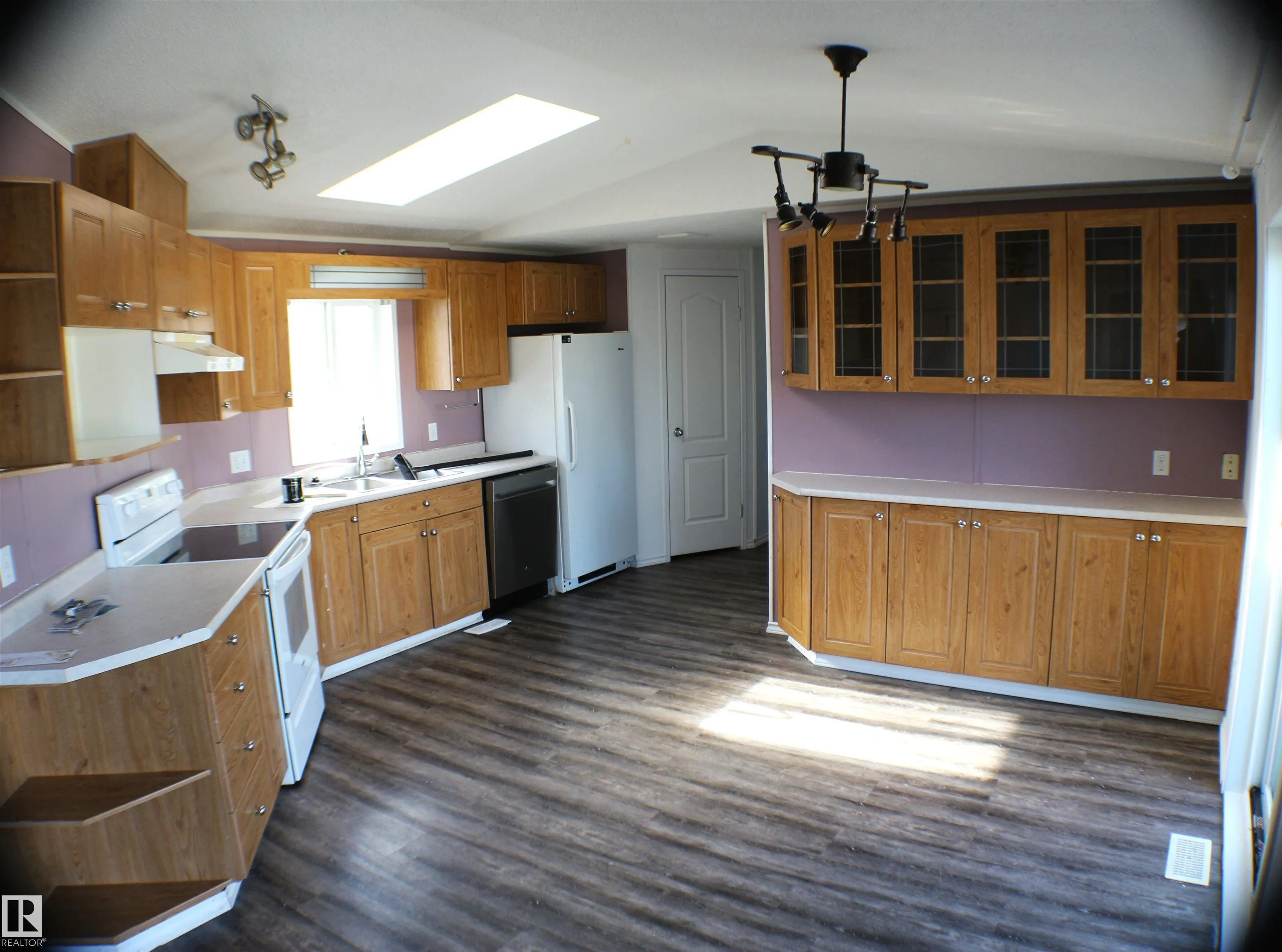 906 Jubilee Close