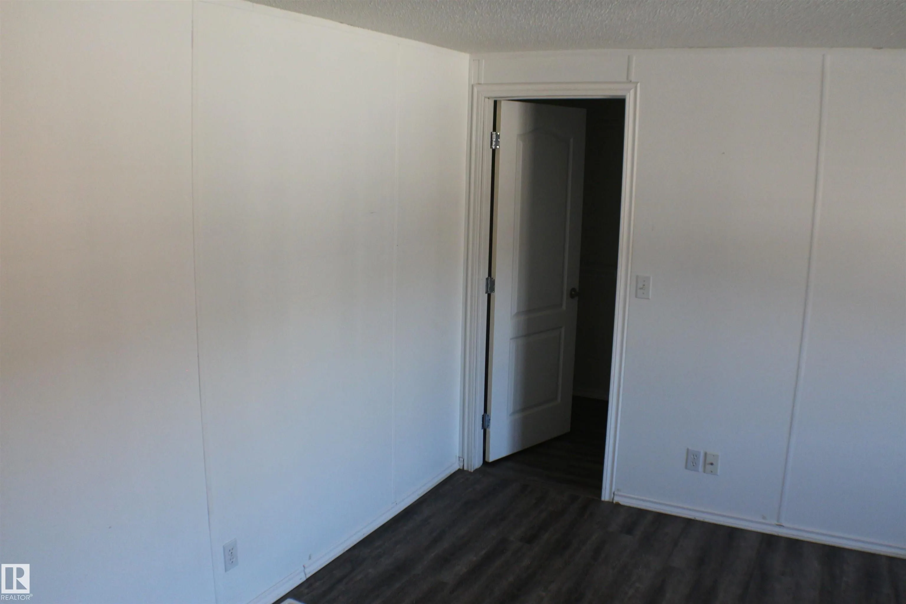906 Jubilee Close