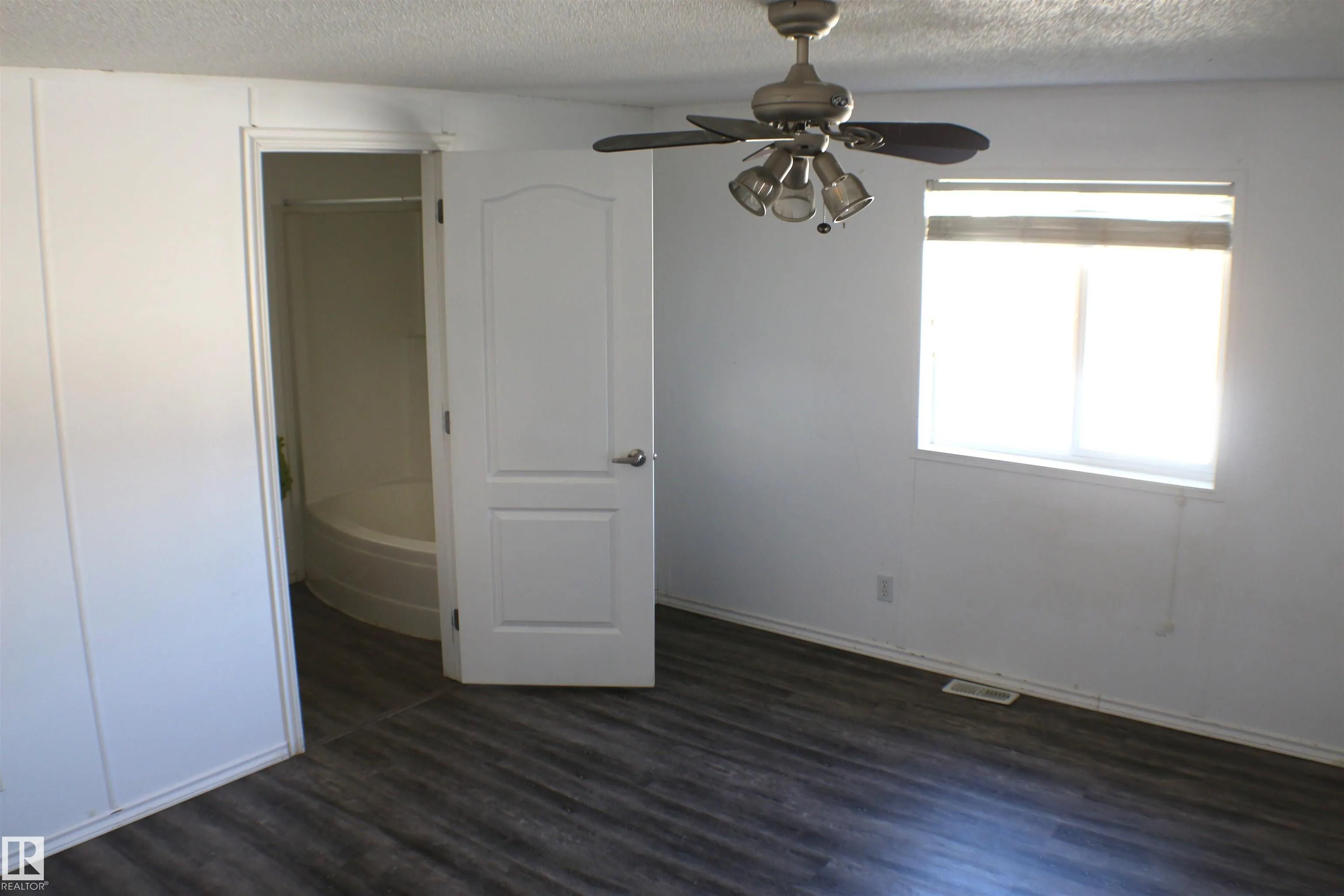 906 Jubilee Close