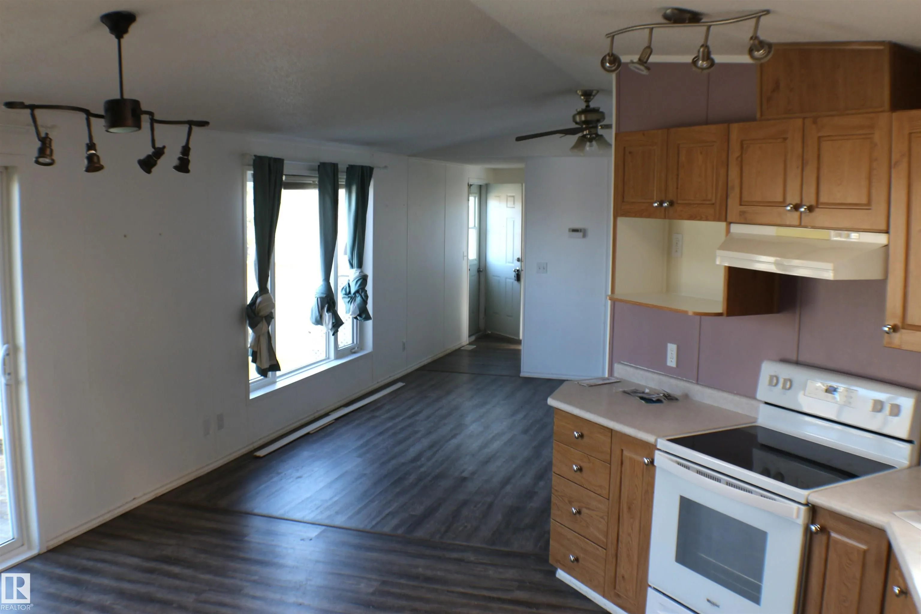 906 Jubilee Close