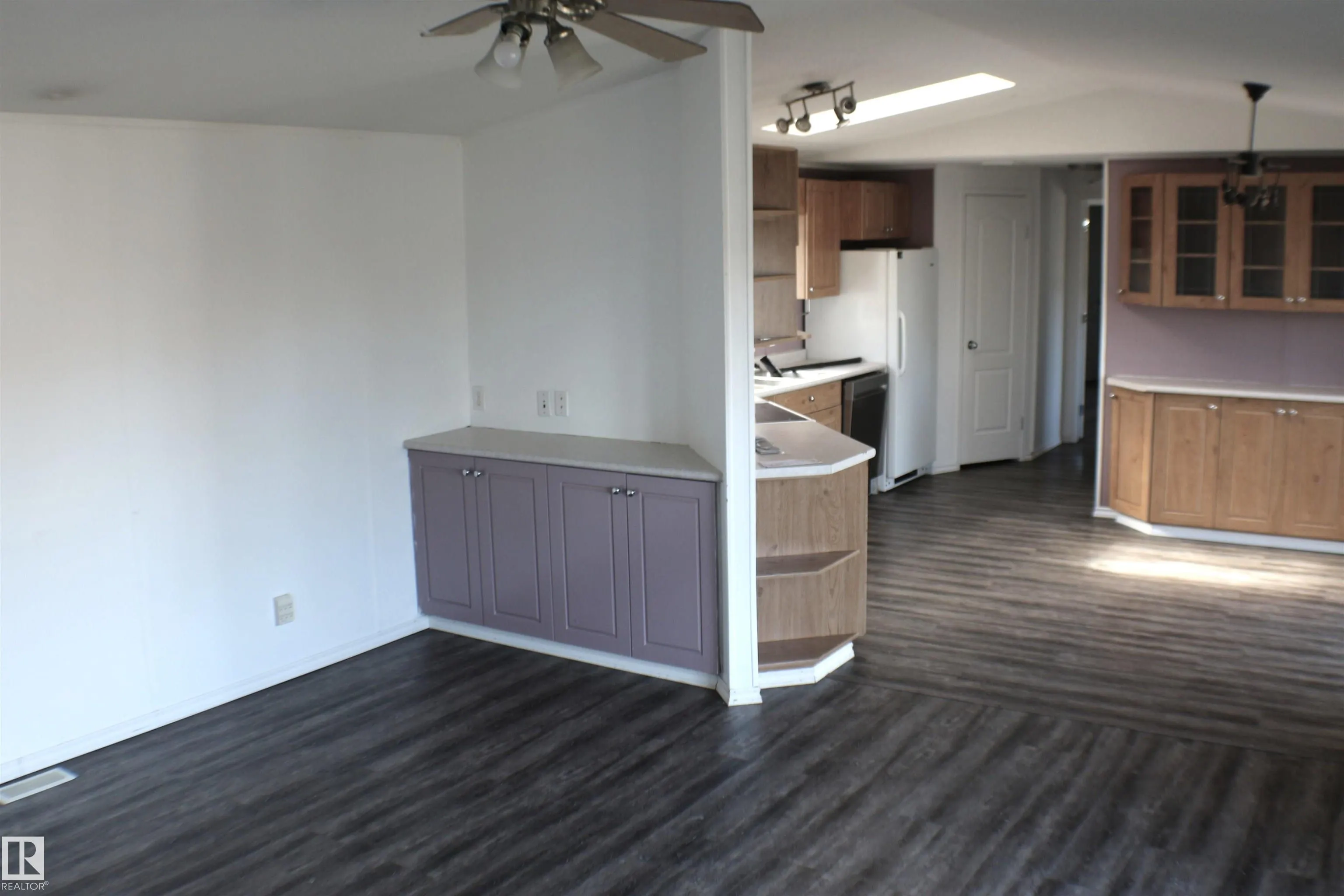 906 Jubilee Close