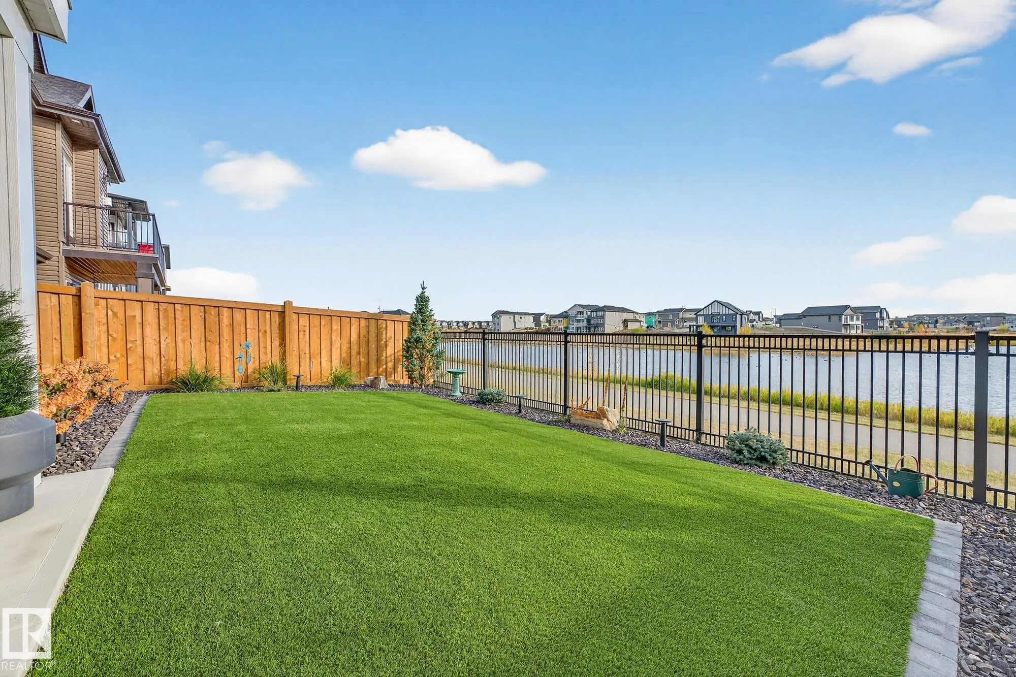 37 EDGEFIELD Way