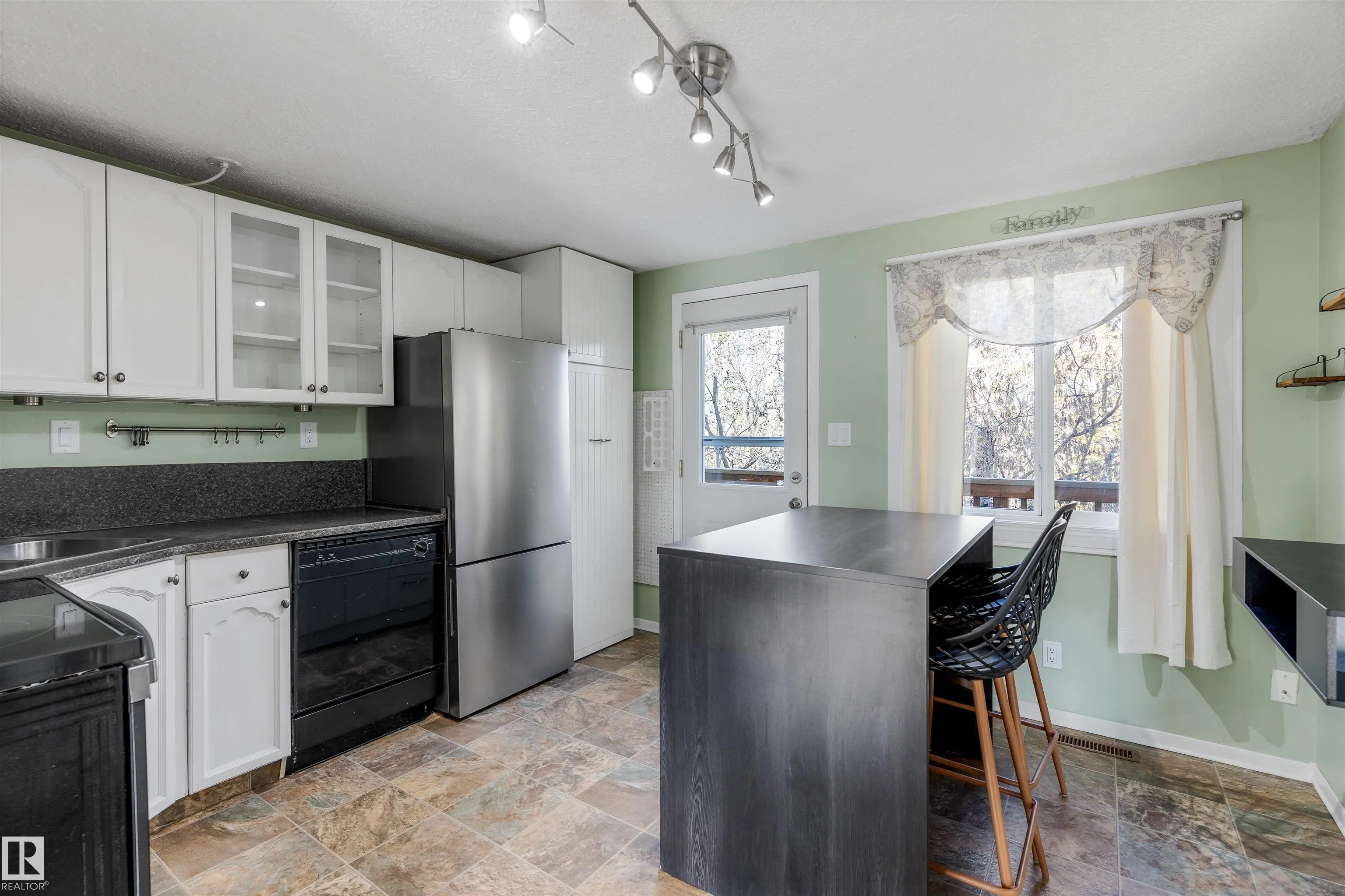 175 RIDGEWOOD