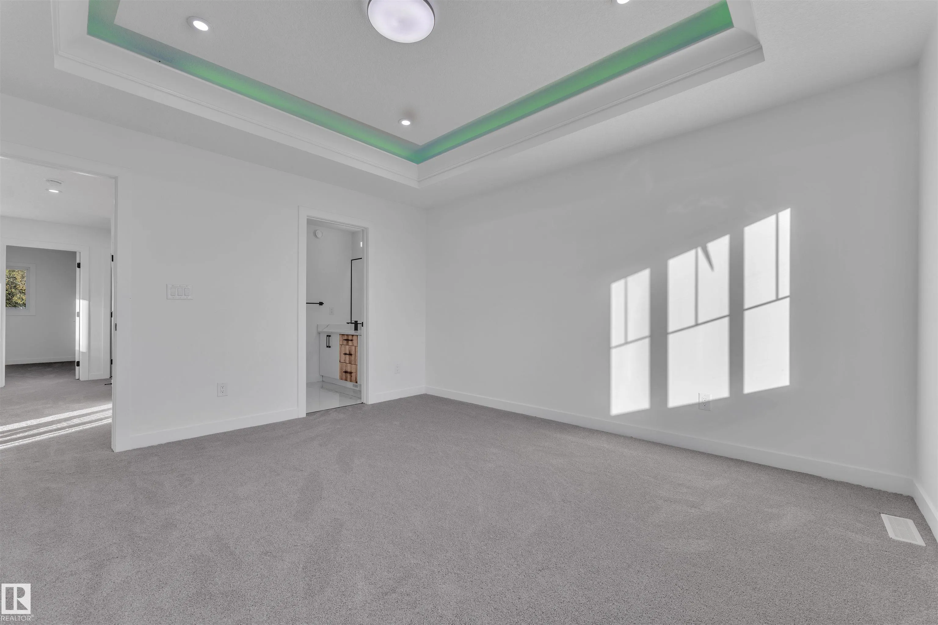 9652 63 AVE