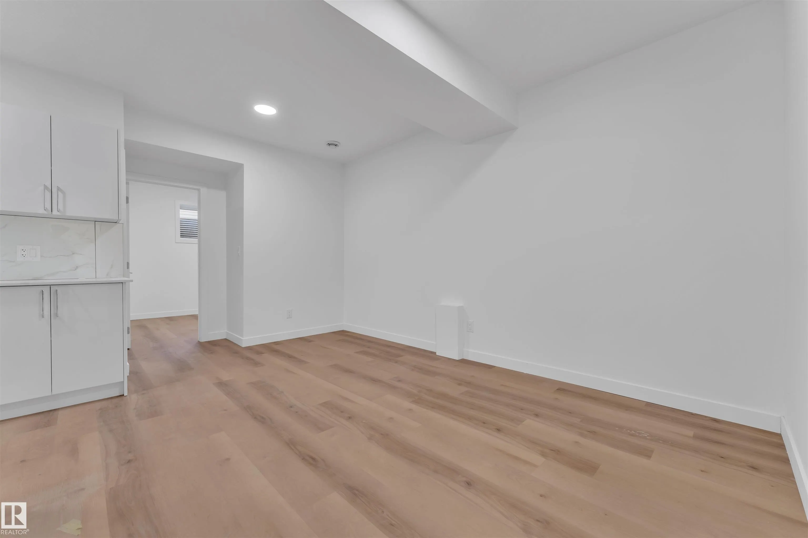 9652 63 AVE