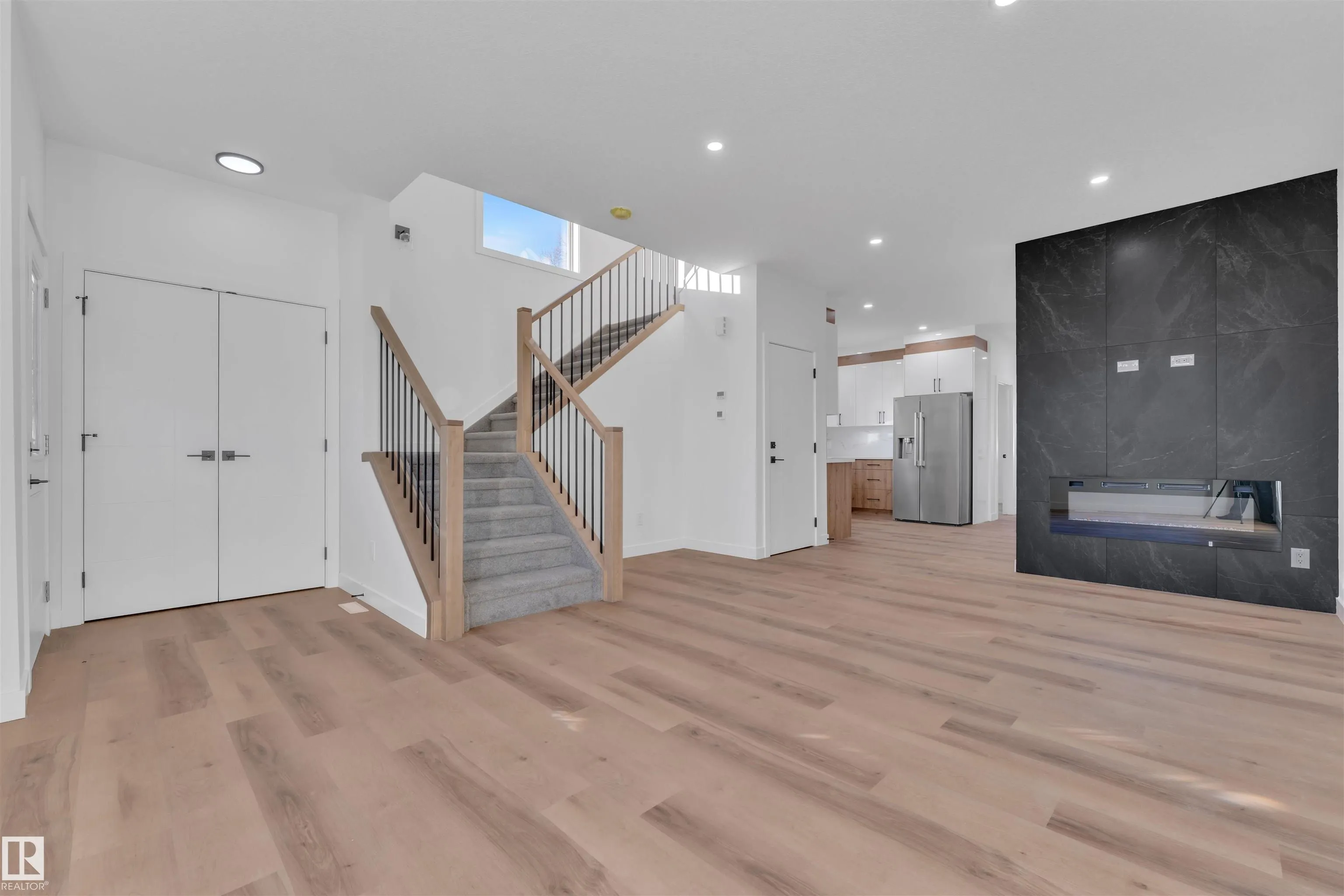 9652 63 AVE