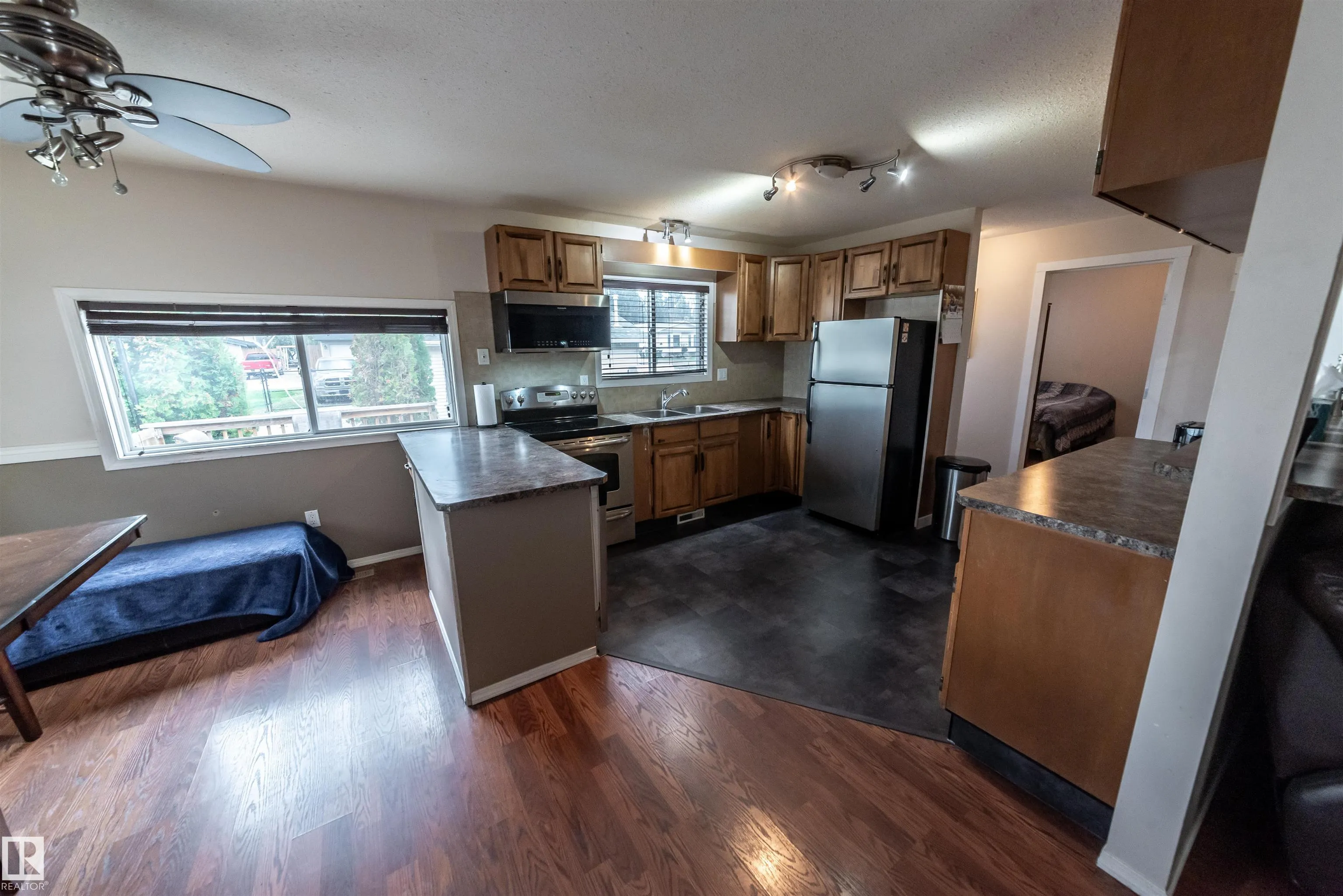 5021 Lakeview
