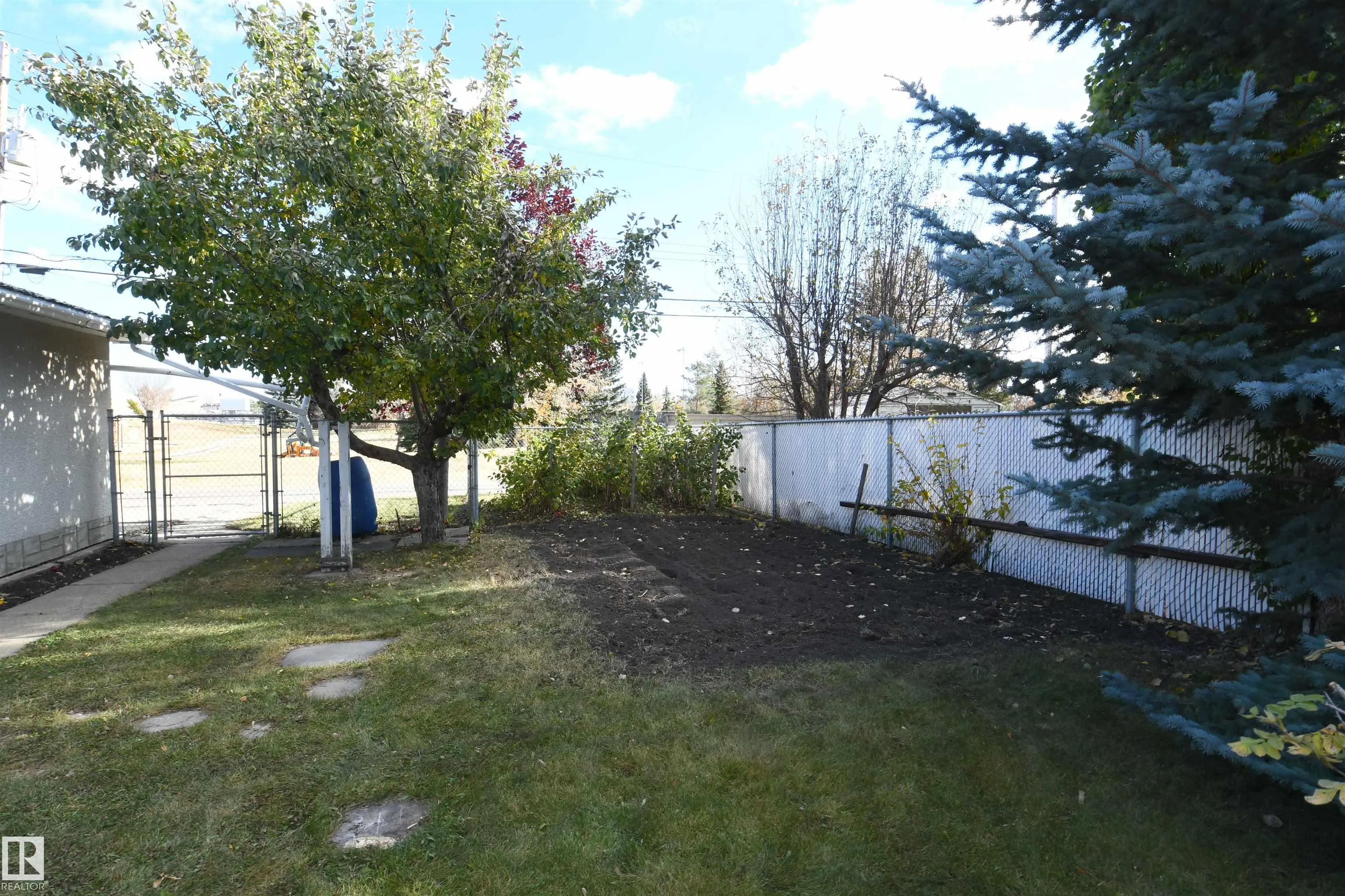 16 CAMELOT Avenue