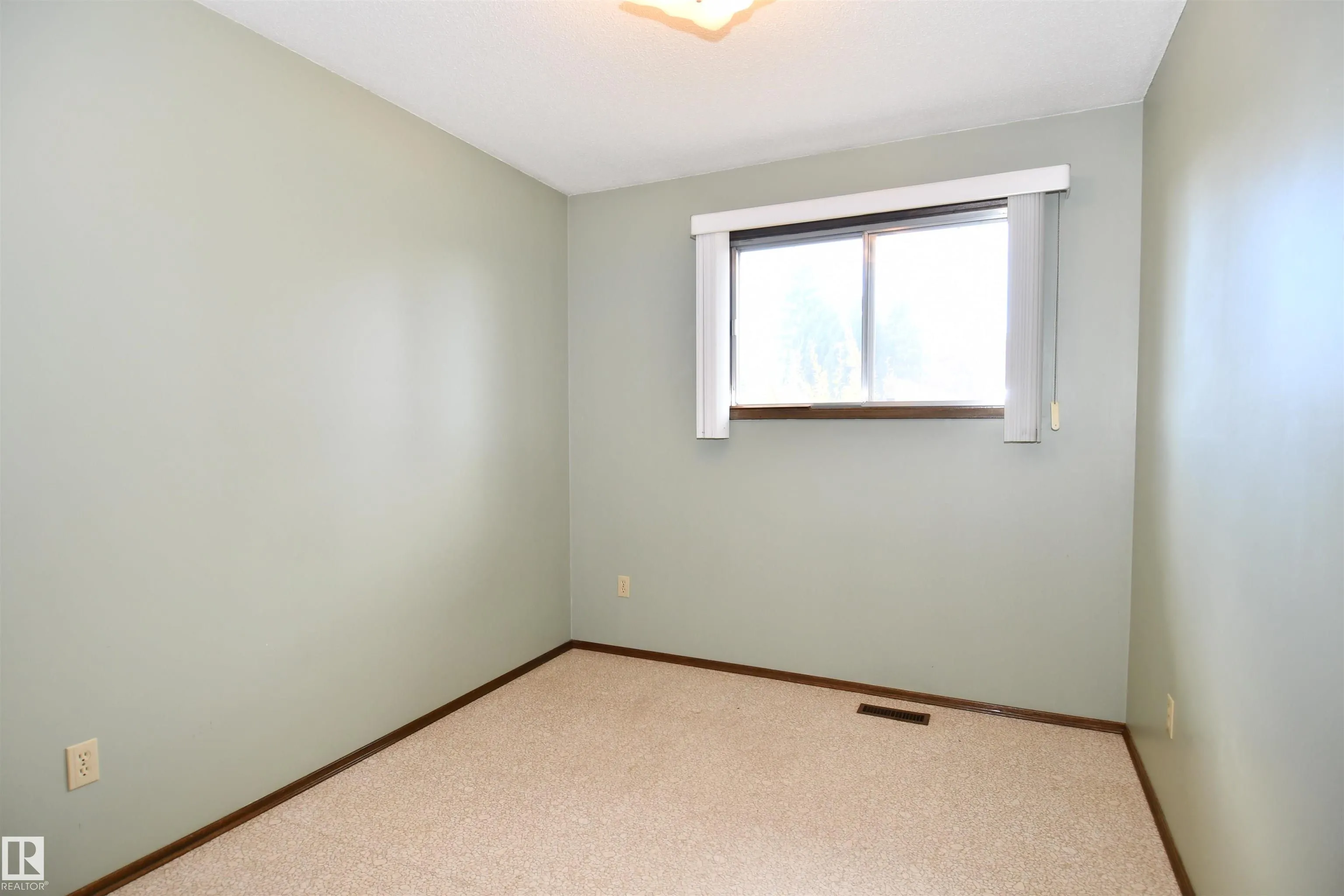 16 CAMELOT Avenue