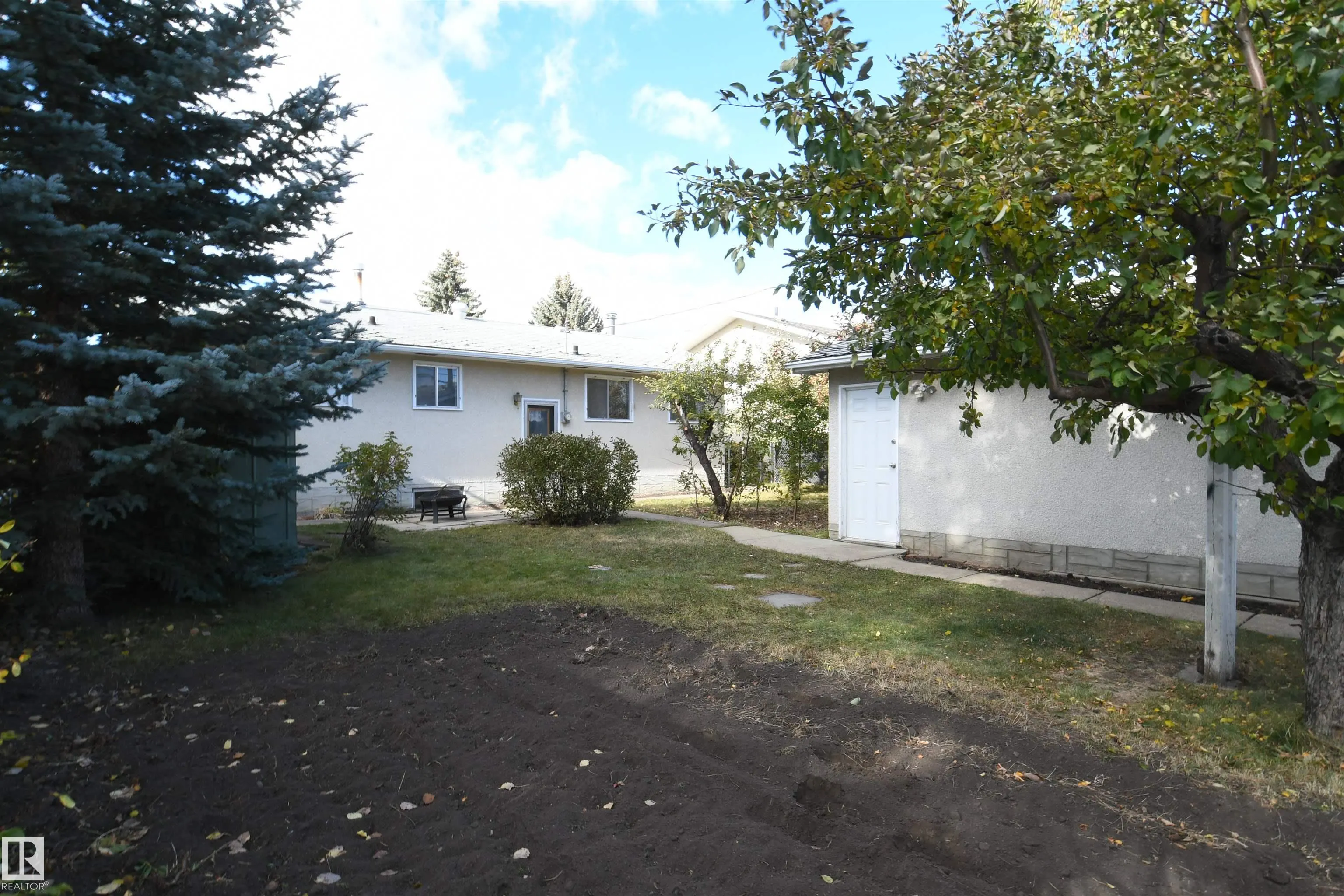 16 CAMELOT Avenue