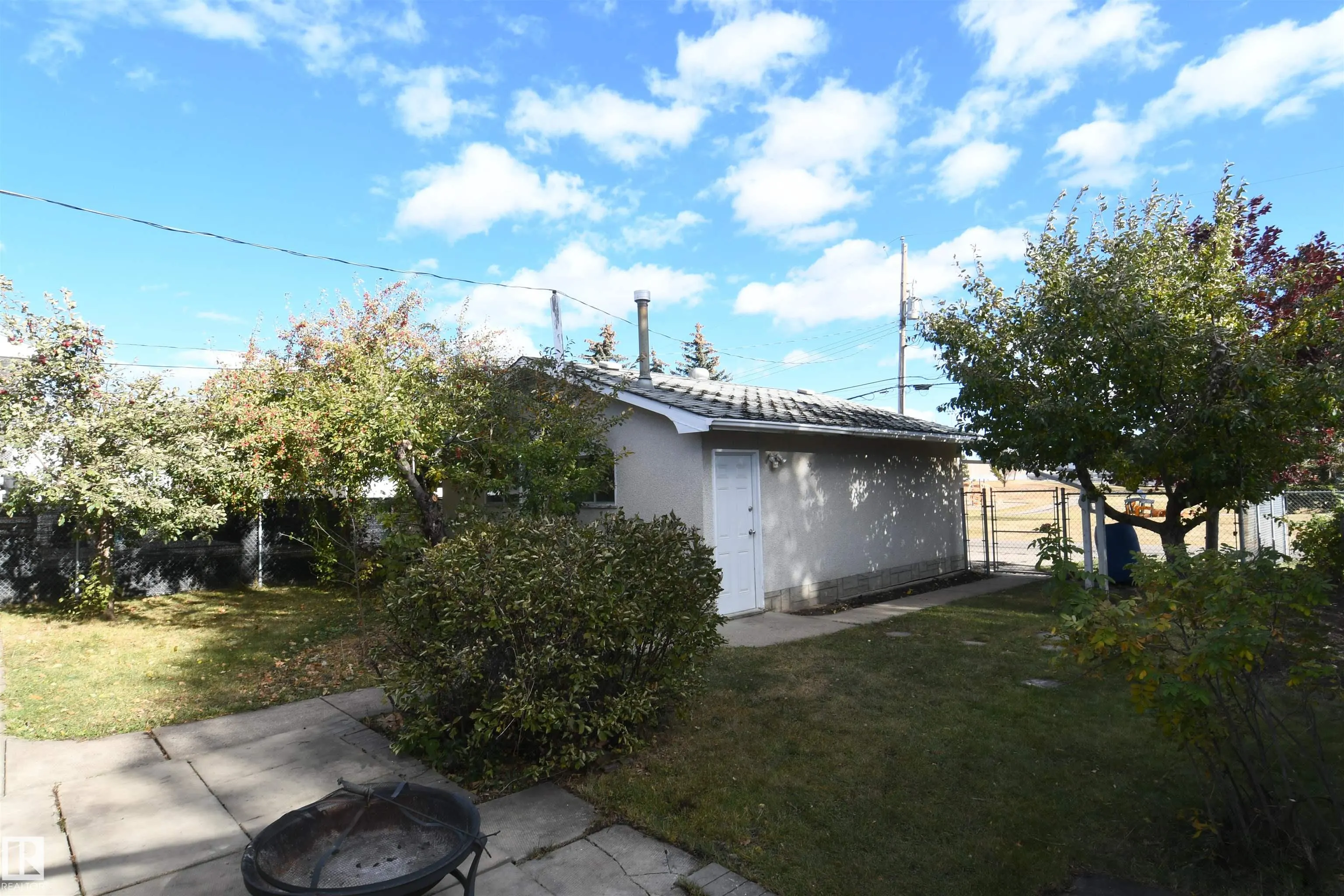 16 CAMELOT Avenue