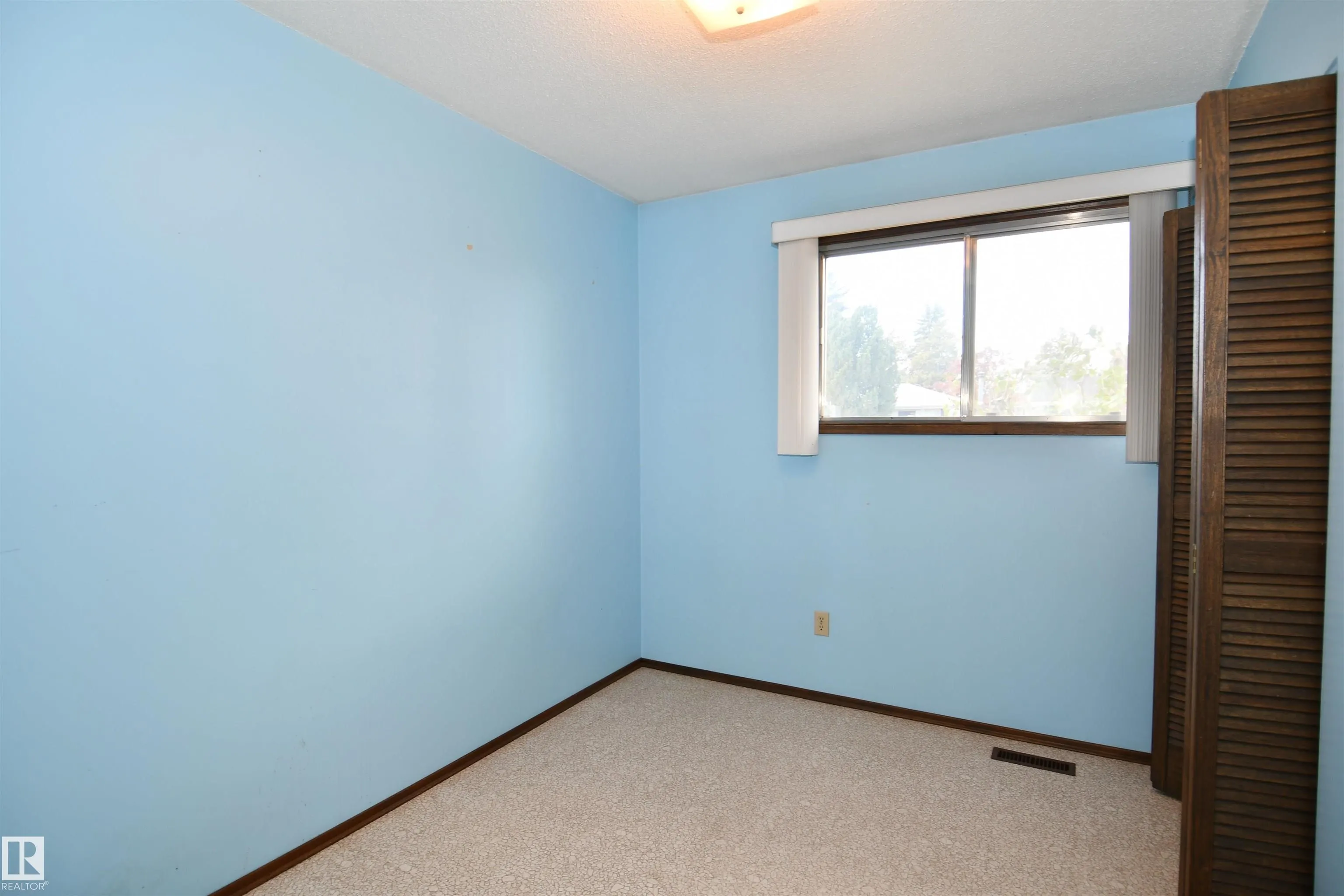 16 CAMELOT Avenue