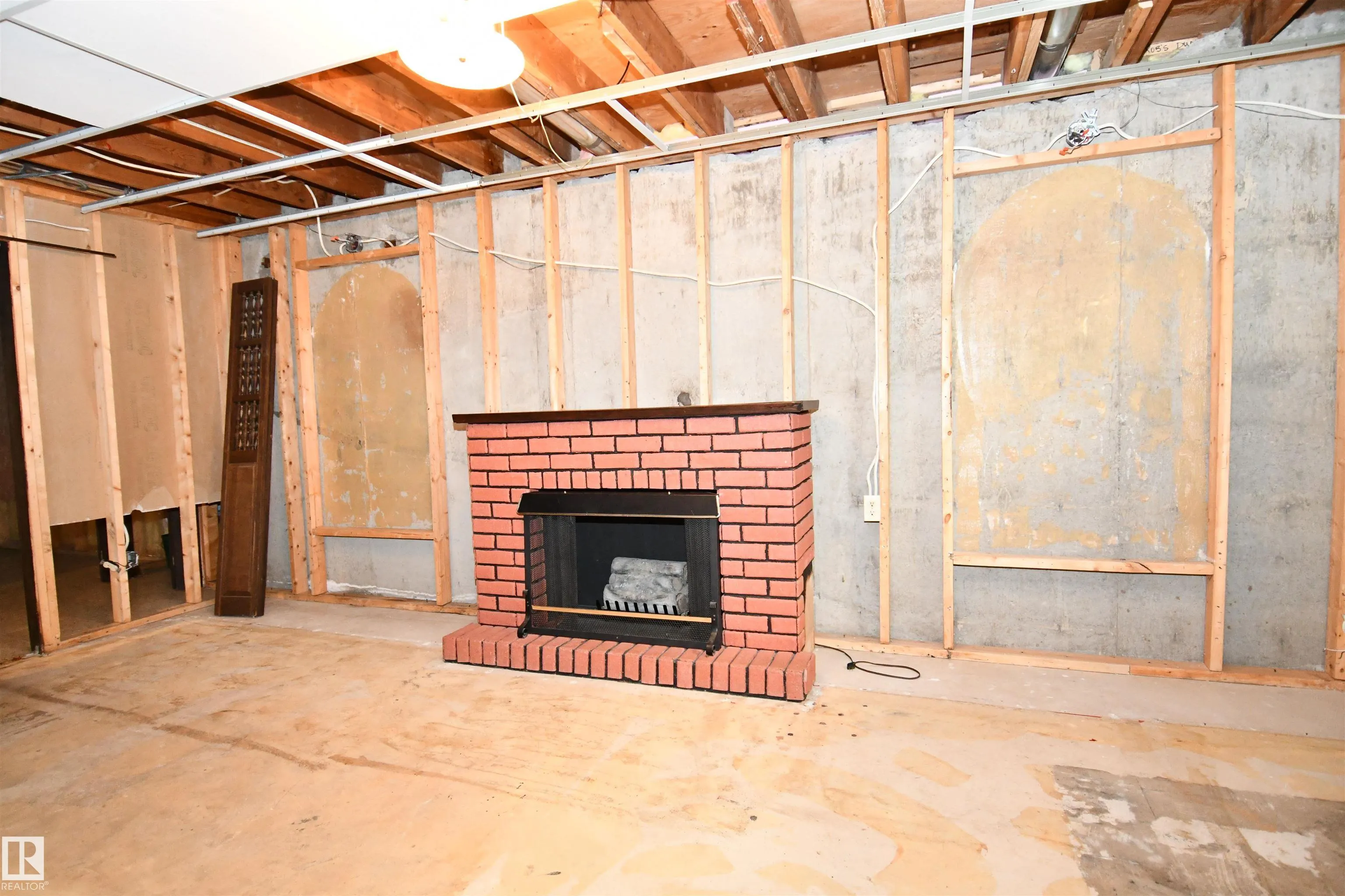 16 CAMELOT Avenue